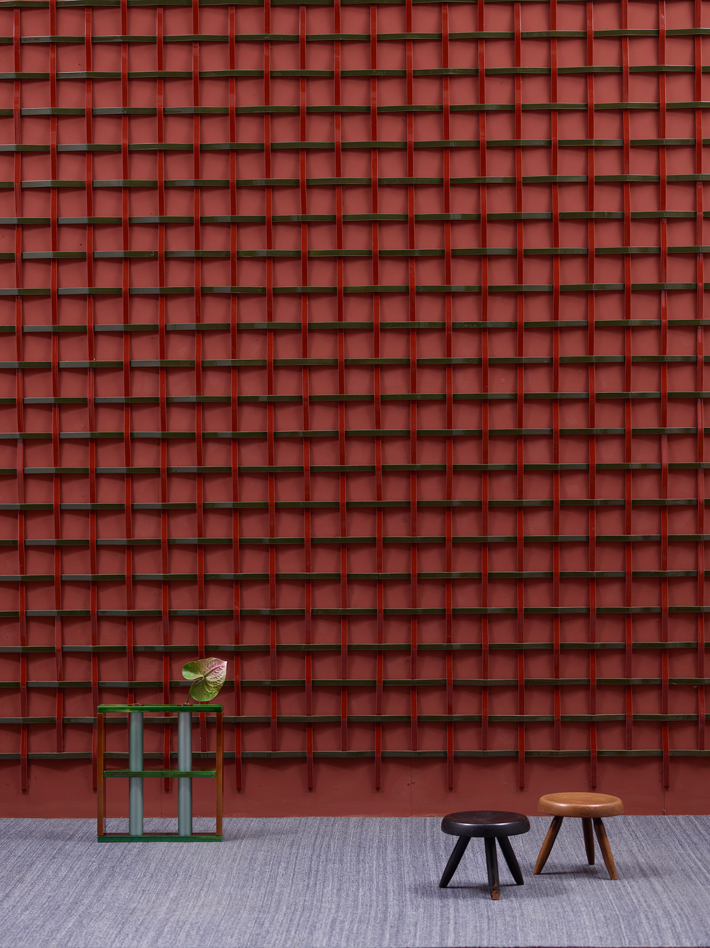 Kollektion «Adagio» der italienischen Keramikmanufaktur Mutina. Die bügelartigen Keramikmodule können zu netzartigen Wandskulpturen zusammengesetzt werden. «Adagio ist die Fotografie einer Geste, die Langsamkeit, die sie begleitet, und die Musikalität der Zeit», erklärt der Designer Ronan Bouroullec.