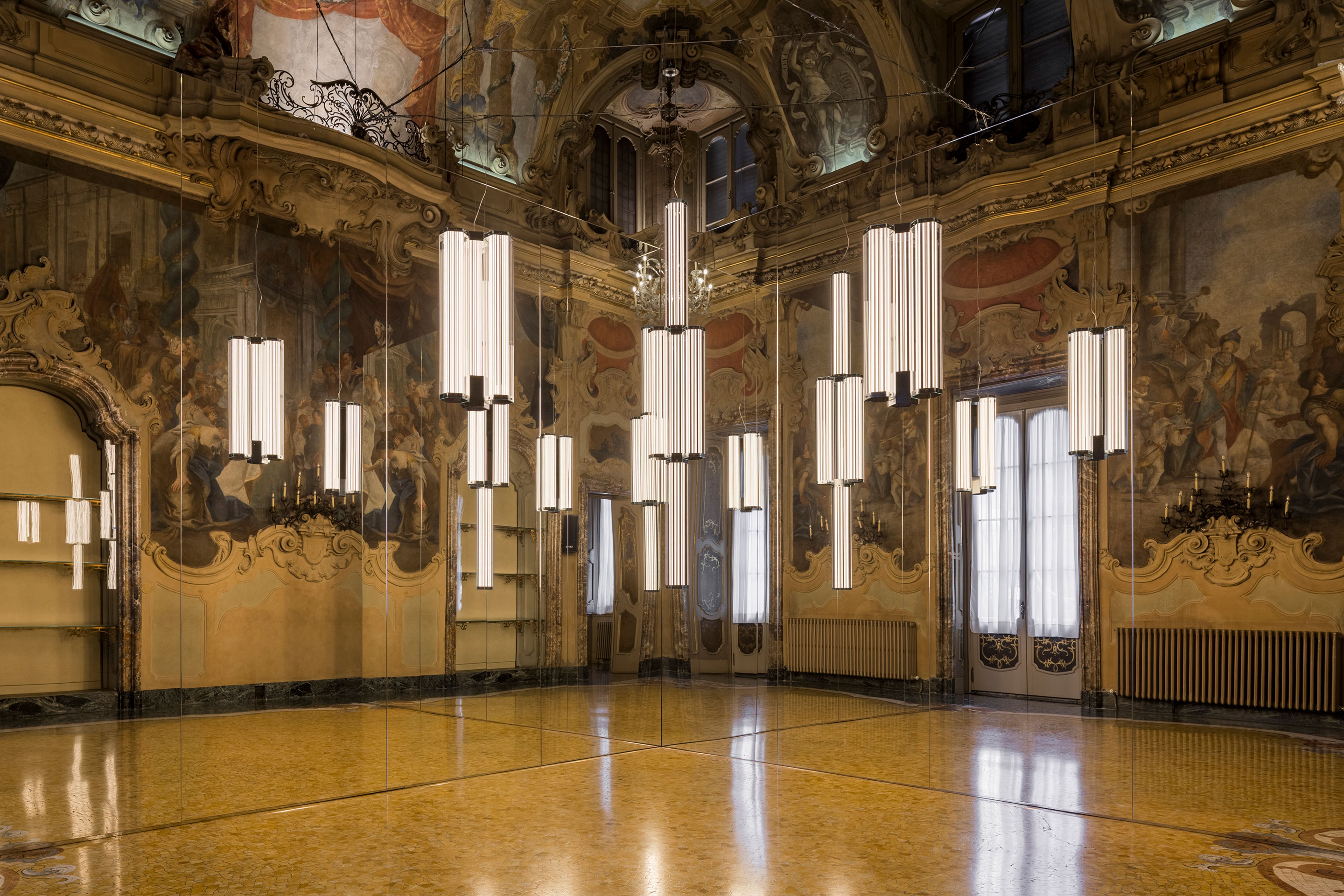 Auch die Inszenierung des Leuchtenherstellers Flos im historischen Palazzo Visconti war fulminant. In einem Spiegelkabinett in den Renaissanceräumen vervielfachten sich diverse Jubiläumsausgaben bekannter Leuchten.,