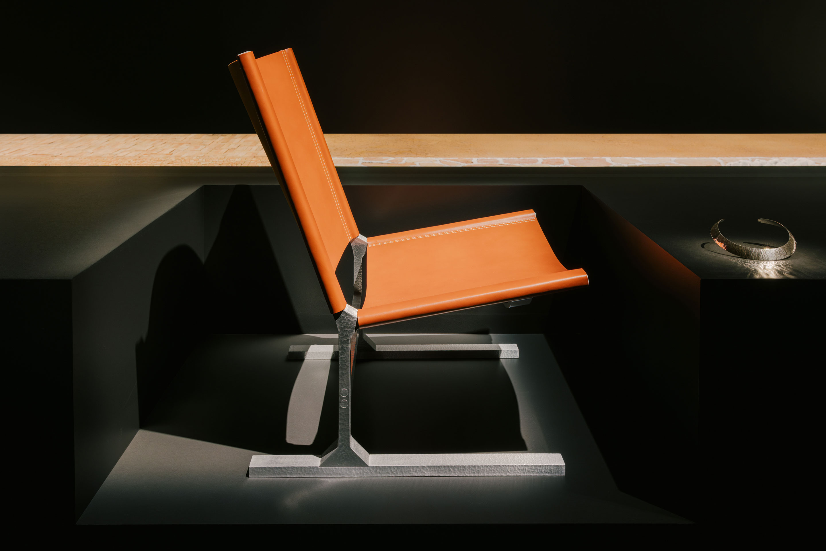 Showroom von Hermès: Die silberne Timour-Halskette aus dem Jahr 2002 gesellte sich neben den neuen Lounge Chair «Diapason d'Hermès», den das Studio dieses Jahr als Hommage an das Schmuckstück entworfen hat
