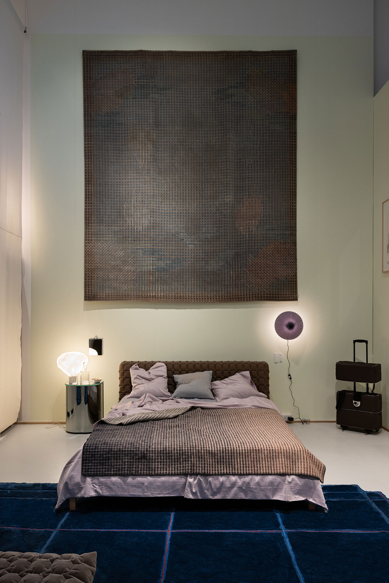 In der Triennale zeigte die kleine Schau «La Casa Imperfetta», wie die französische Designerin Inga Sempé sich Wohnen vorstellt. Die Ausstellung bildet ein kleines Pariser Apartment ab, mit Schlafzimmer, Küche, Korridor, Vorraum und Aussenbereich, angefüllt mit von Sempé entworfenen Objekten, Trouvaillen, Fotos und Bildern.