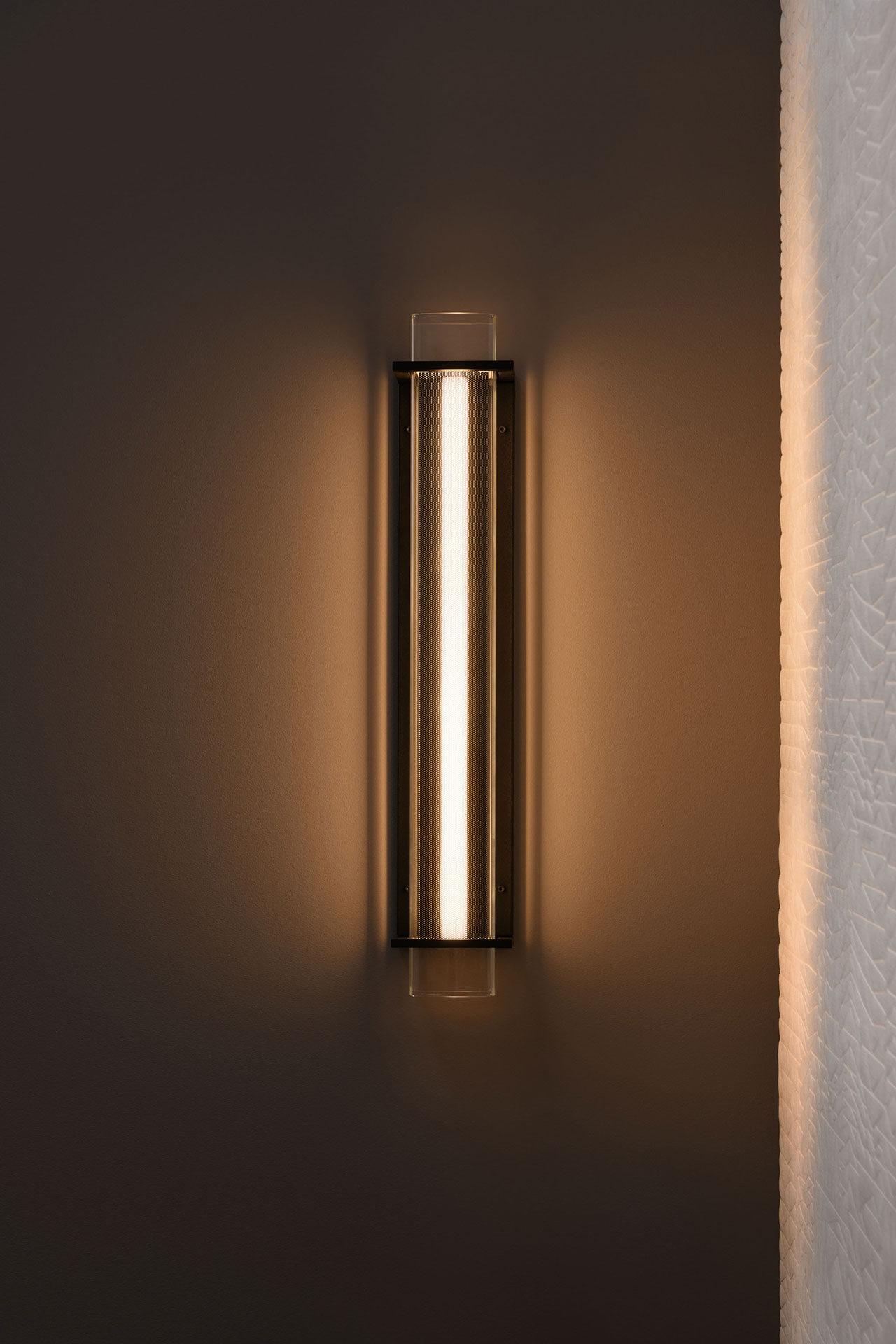 Eine Entdeckung war auch der Auftritt des französischen Leuchtenherstellers Sammode: Zunächst auf Beleuchtungslösungen für Haushalte und industrielle Produktionsstätten ausgerichtet, hat sich das Unternehmen mit der Zeit zunehmend auf massgefertigte Lichtlösungen für die technologische Industrie spezialisiert. Präsentiert wurde die Leuchte «Quadratube» des Architekten Jean-Michel Wilmotte.