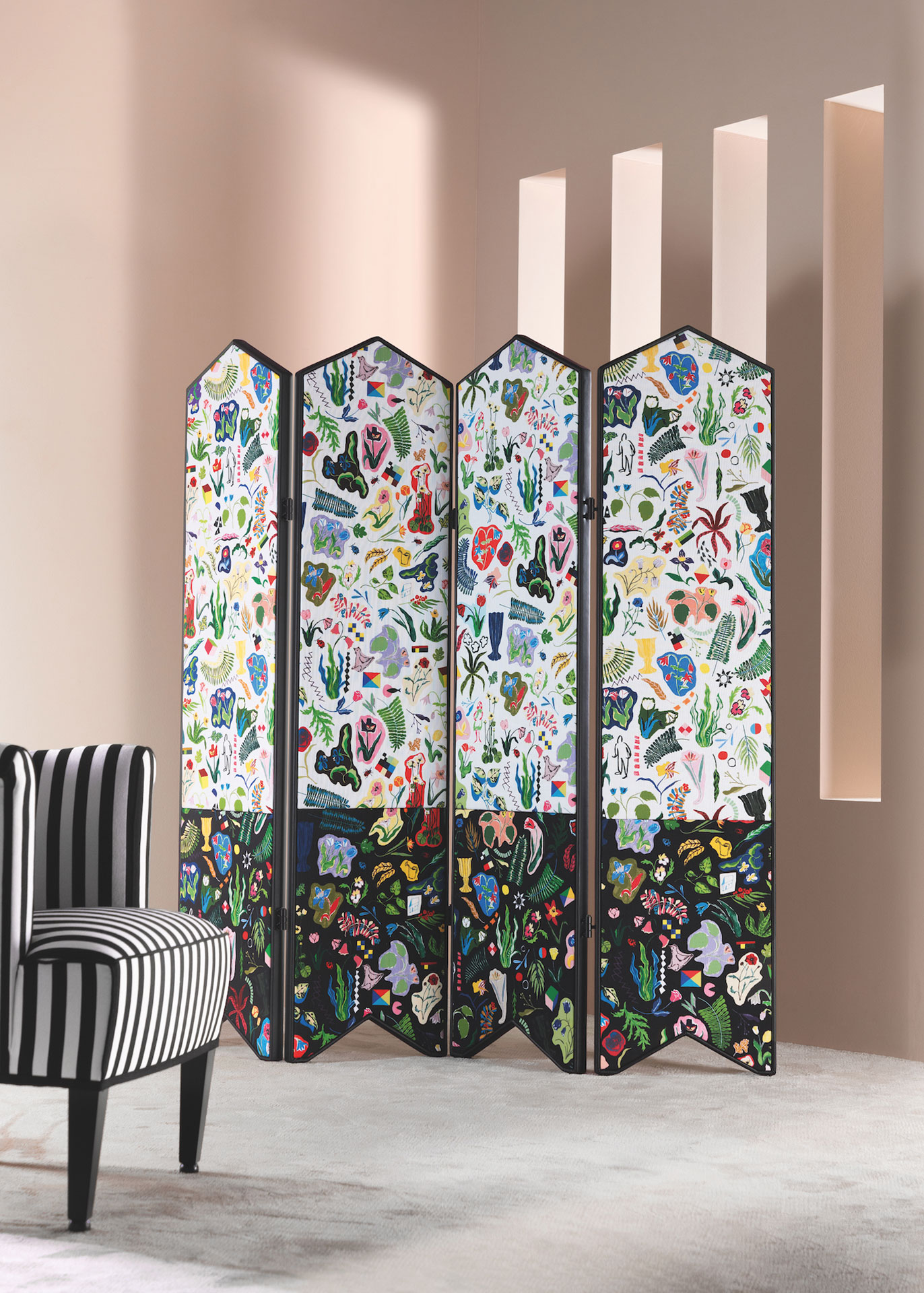 Ein Möbel, das lange Zeit vergessen schien, behauptet sich wieder: der Paravent. Ein be-sonders schönes Exemplar gab es beim Stand von Wittmann zu entdecken. Die einzelnen Paneele von «Tact» sind akkurat von schwarzem Leder eingefasst, die gepolsterten Ober-flächen können einfarbig in Stoff oder Leder oder in spielerischer Materialvielfalt bezogen werden.