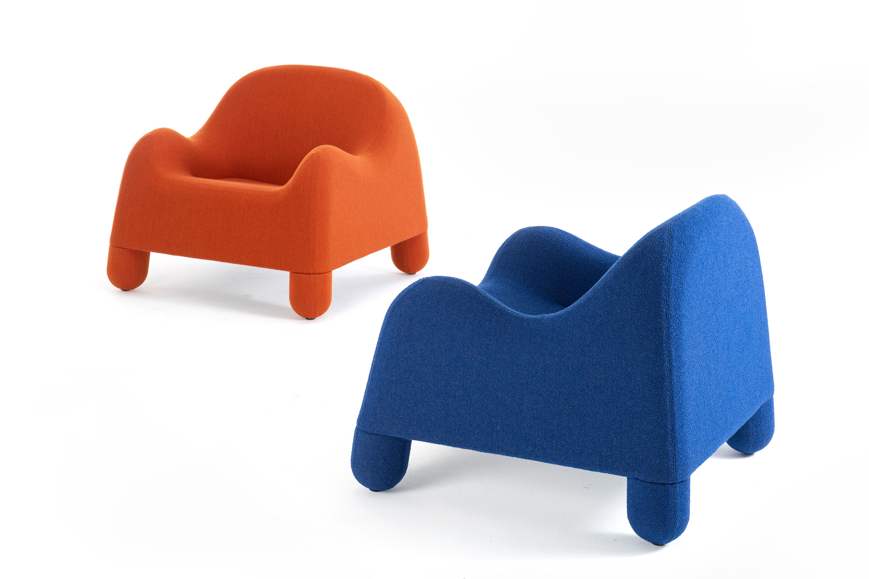 Zanotta präsentierte unter anderem den Sessel «Gomma». Das knuffig-runde Sitzmöbel des italienischen Architekten- und Designertrios Gionatan de Pas, Donato d’Urbino und Paolo Lomazzi hat schon 55 Jahre auf dem Buckel, sieht aber frisch wie je aus. Die neu aufgelegte Variante ist aus pflanzenbasierten Schäumen, klebstofffrei verarbeitet und bringt einen abnehmbaren Filzbezug beispielsweise in Azurblau, Grün oder Orangerot mit.