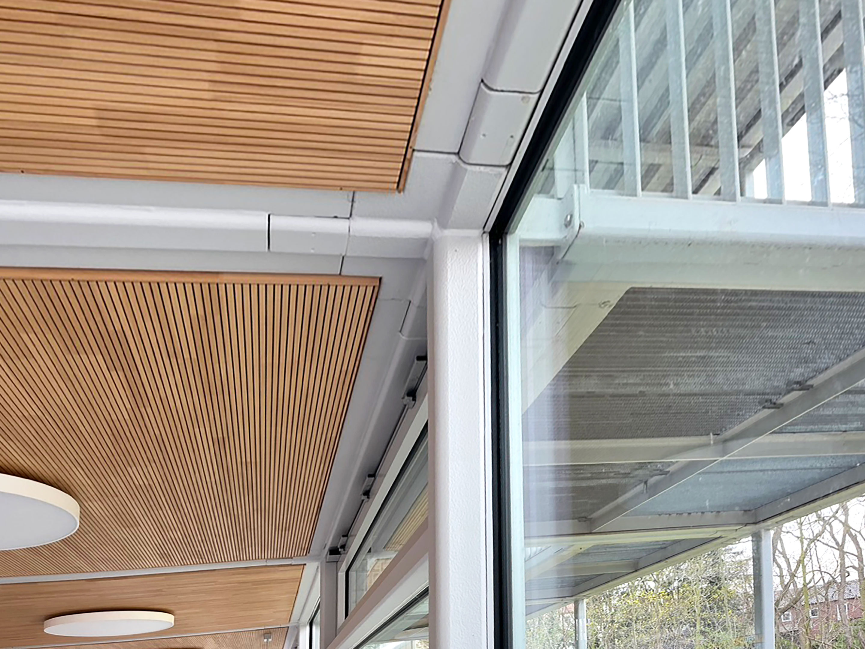 La charpente métallique est revêtue d’une peinture ignifuge. Des dommages dus aux intempéries sont déjà repérables à l’extérieur.