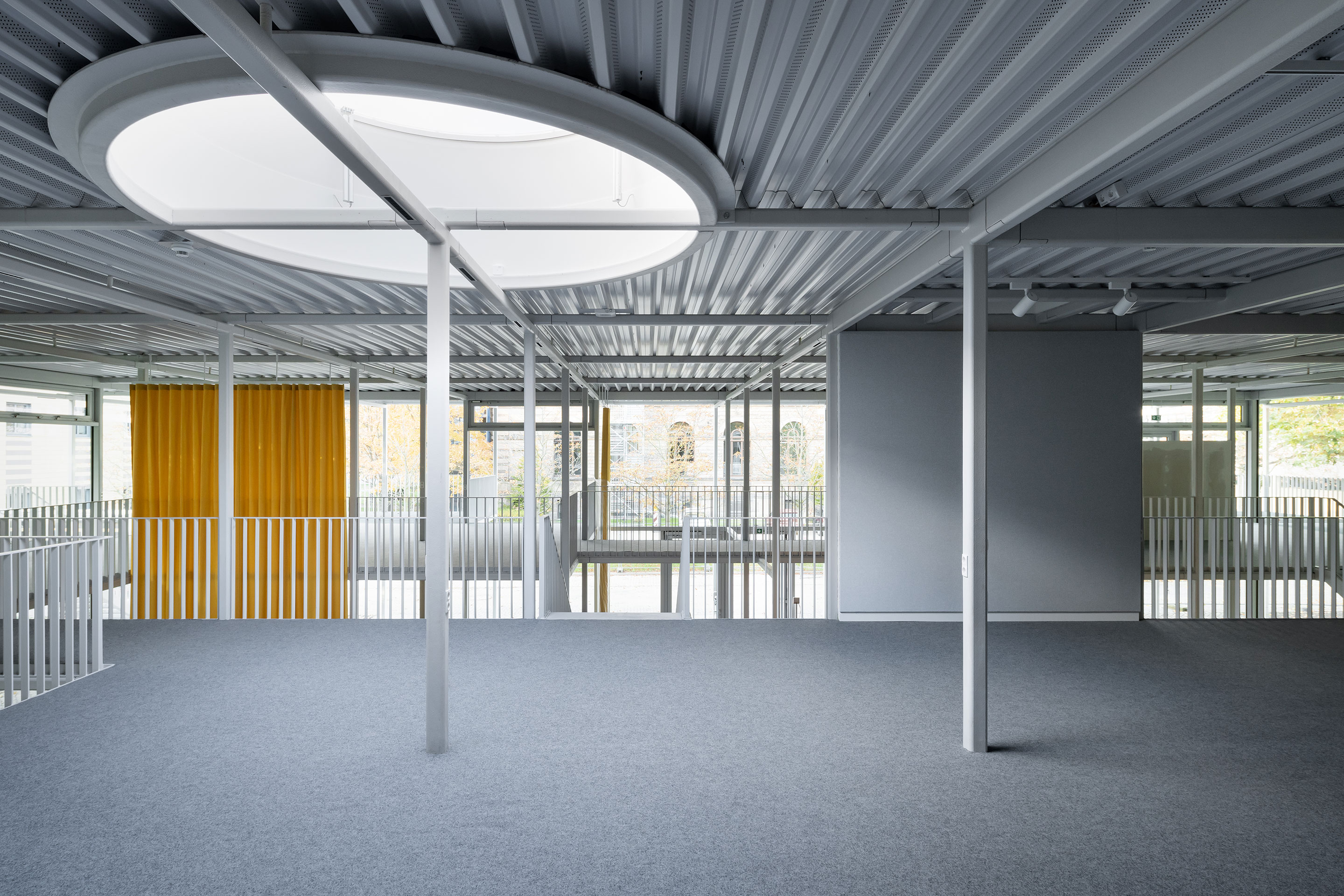 Un éclairage zénithal procure une lumière naturelle au bâtiment. Il intervient aussi dans le concept de climatisation et de protection-incendie.