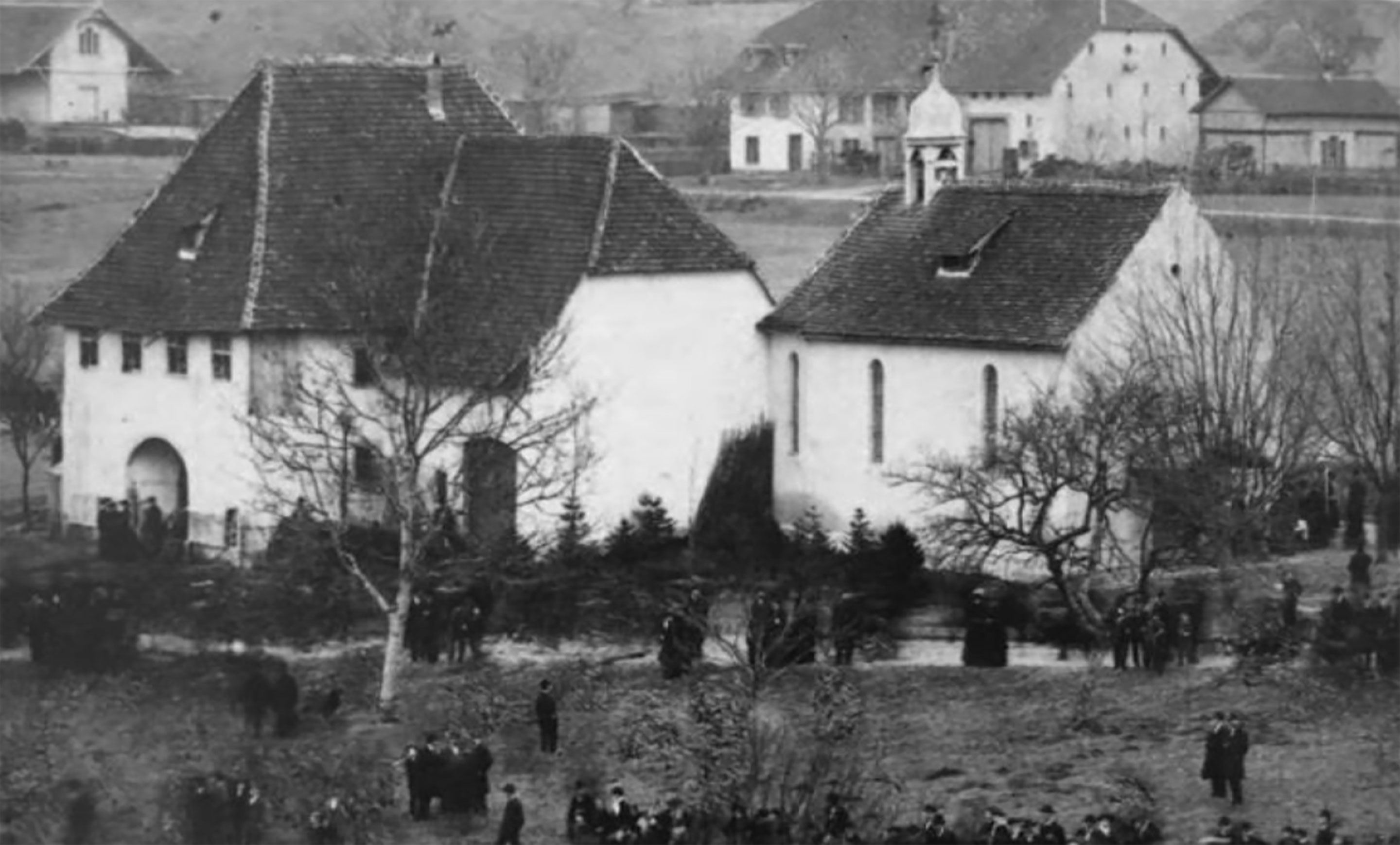 Die Kapelle, der Zwischenbau und das ehemalige Siechenhaus (Kernbau) im Jahr 1885.