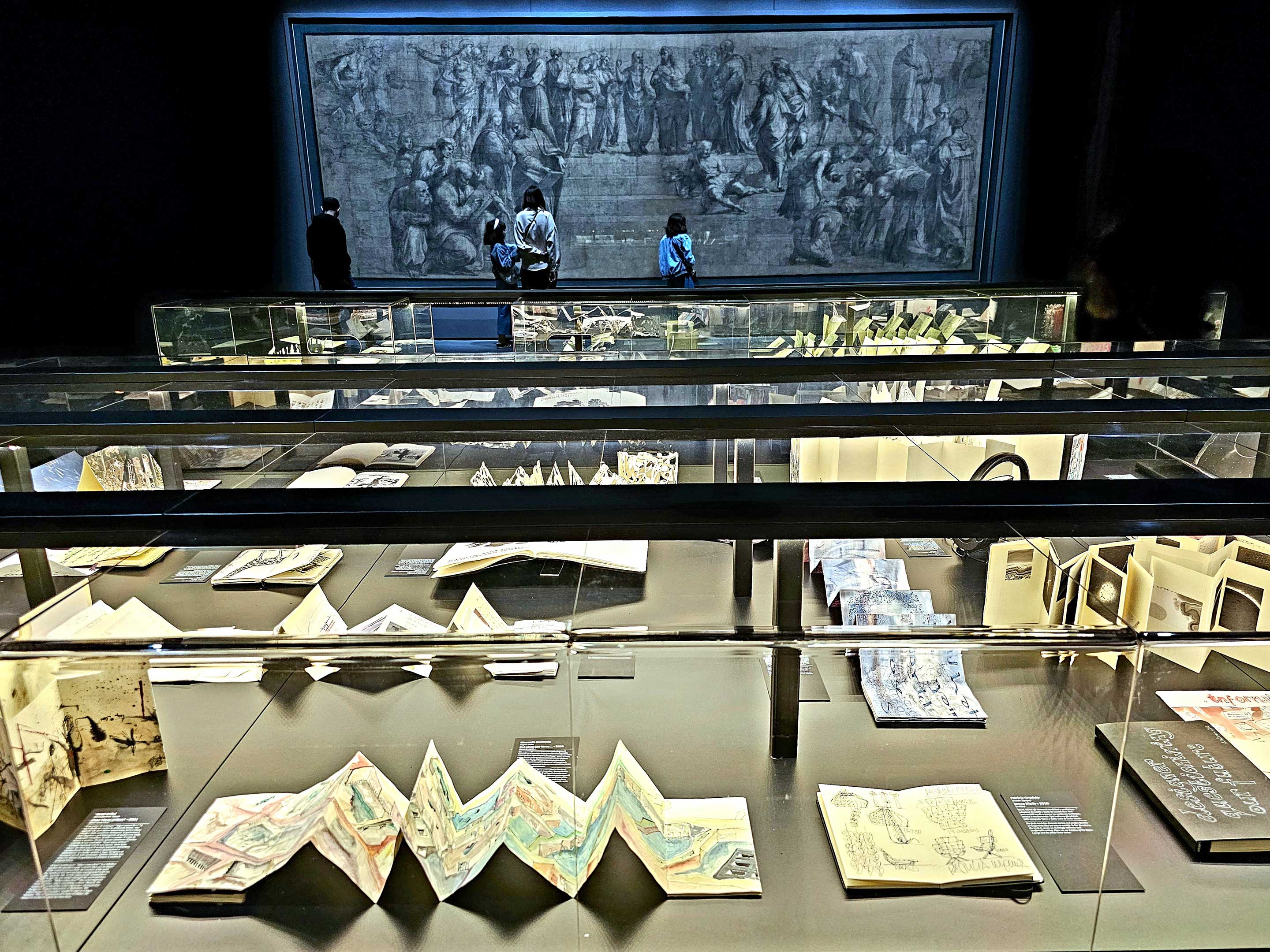 Pinacoteca Ambrosiana a Milano, la mostra «Detour»: sullo sfondo, il cartone di Raffaello per la Scuola di Atene, posto in relazione con la collezione di taccuini Moleskine disegnati, scritti e schizzati.