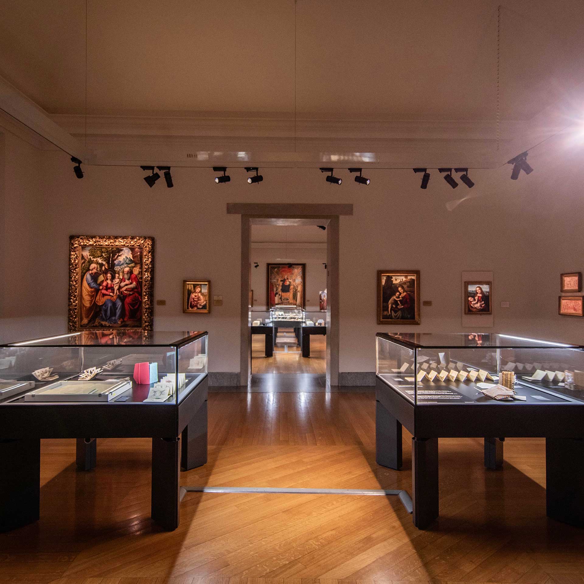 Una sala della Pinacoteca Ambrosiana (Milano) con la mostra «Detour»: opere antiche e taccuini contemporanei, uniti dal disegno a mano.