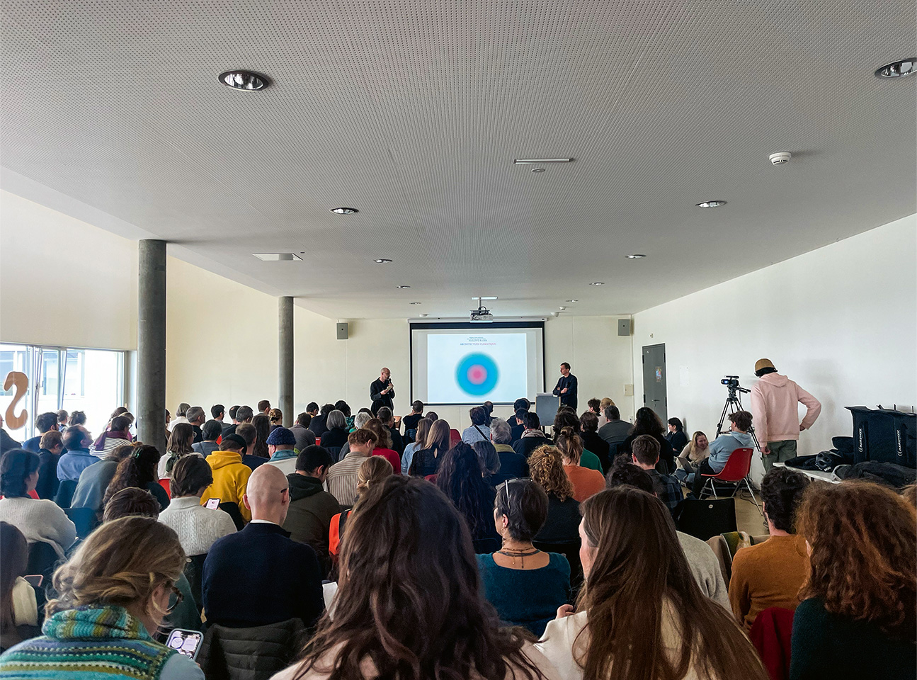 Une audience moité académique, moitié professionnelle.