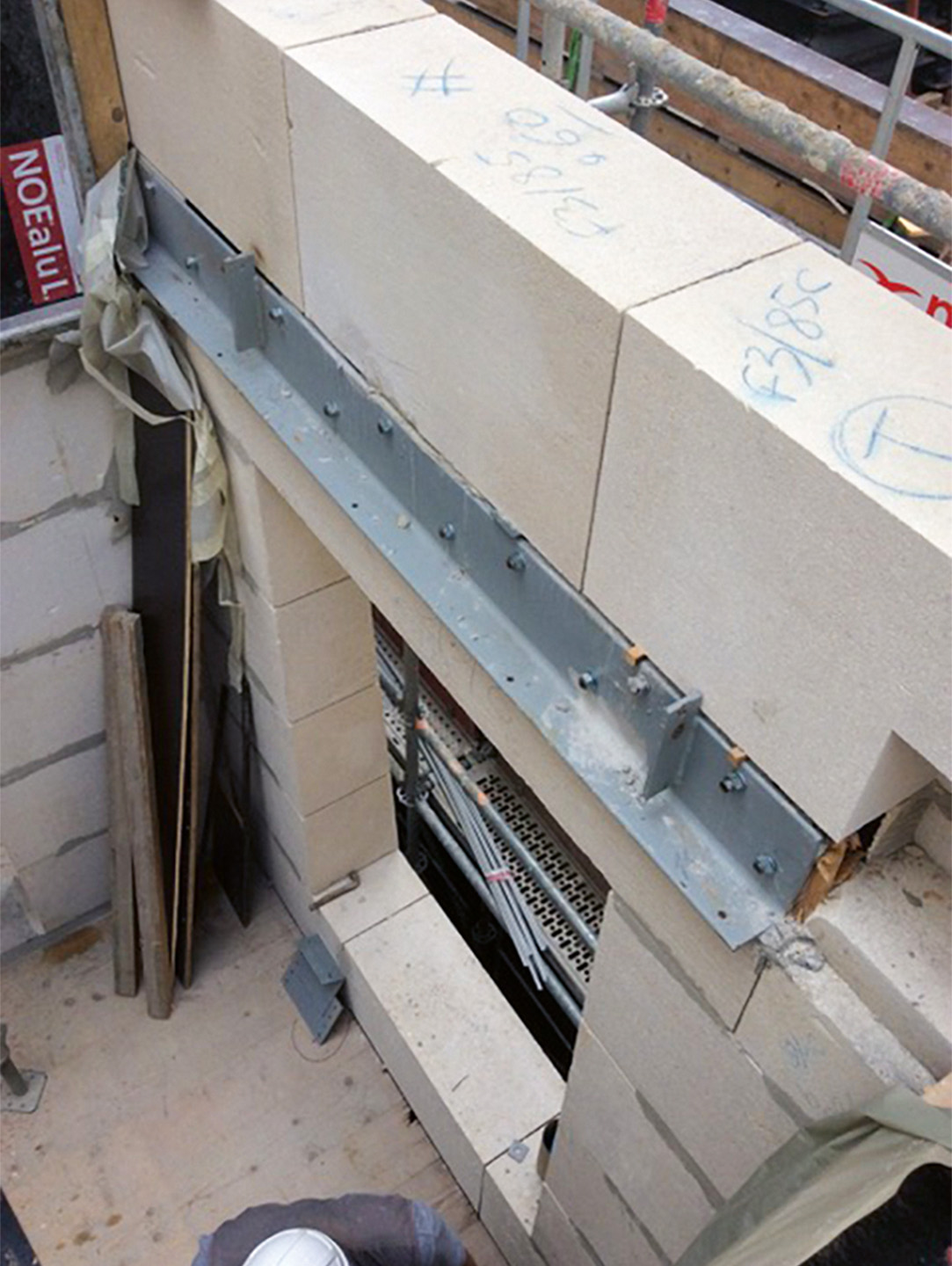 Laurent Mouly (LM Ingénieurs) présente les enjeux thermiques d’une façade réalisée en pierre massive porteuse (R = 1.58 m² K/W, ψ = 0.09 W/mK). Barrault &amp; Pressaco architectes, immeuble rue Oberkampf, Paris, 2013-2018.