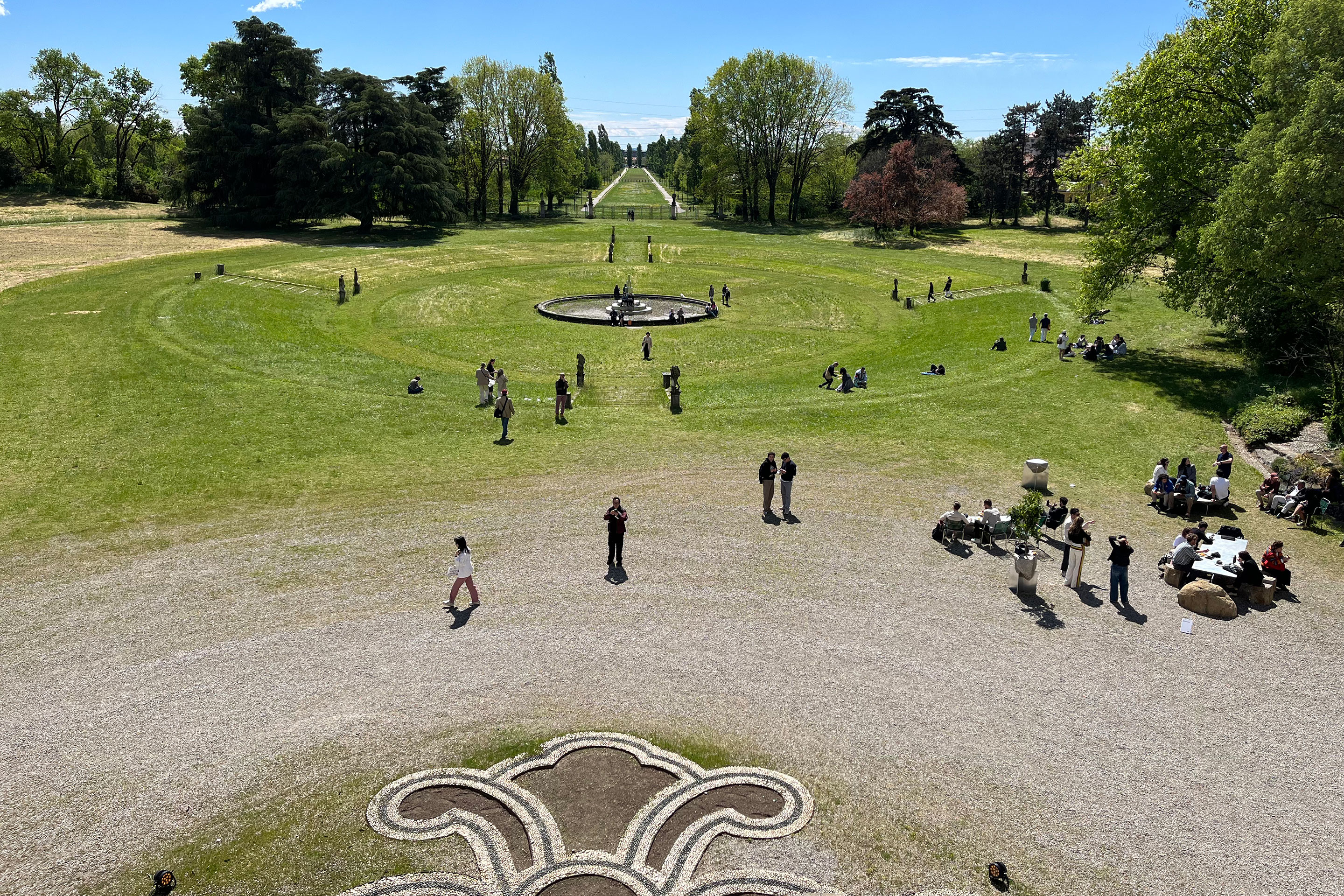 Der Park etablierte sich als Marktplatz.