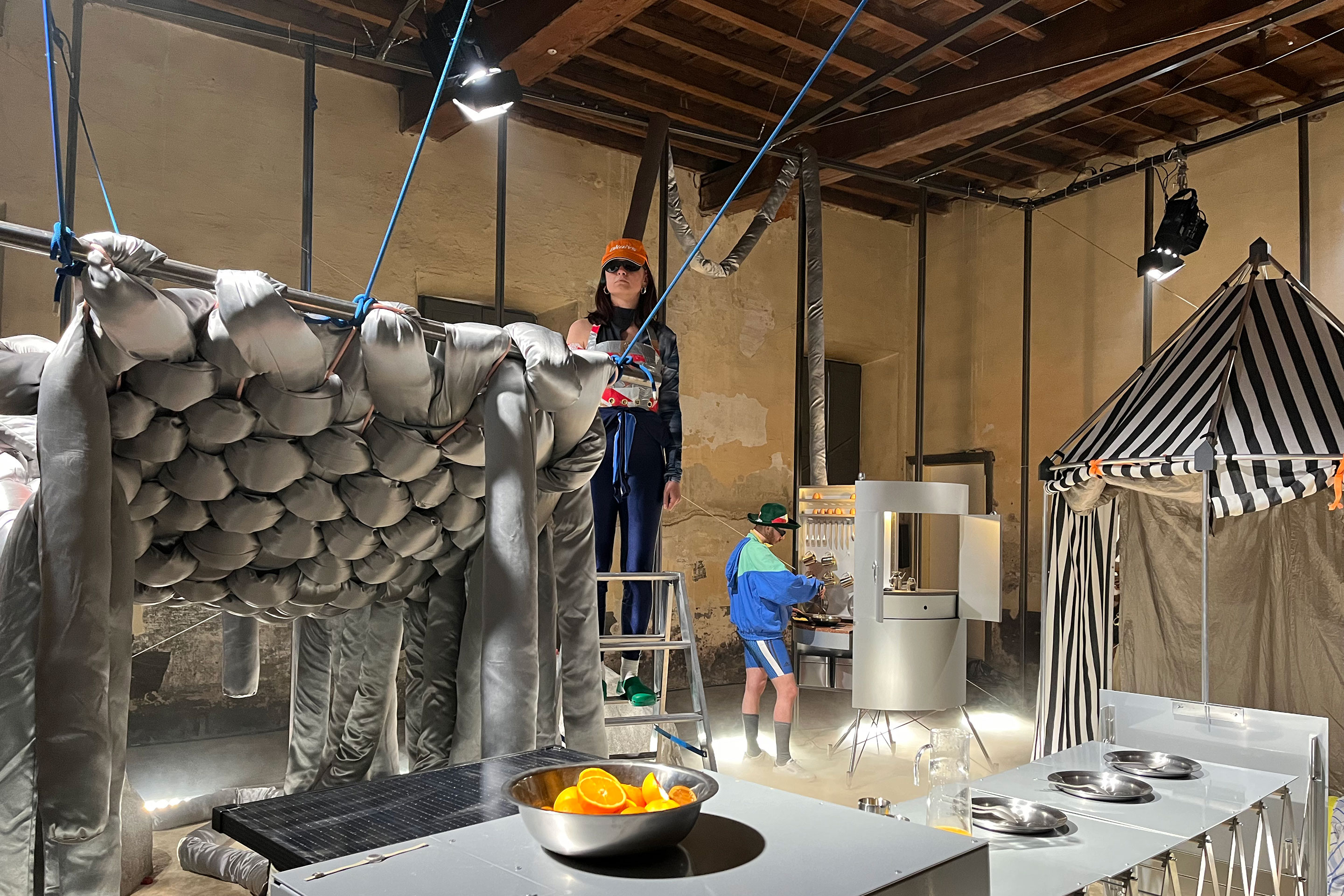 Die Studierenden der Head Genève inszenierten eine dystopische Nomadenstätte im Jahre 2084.