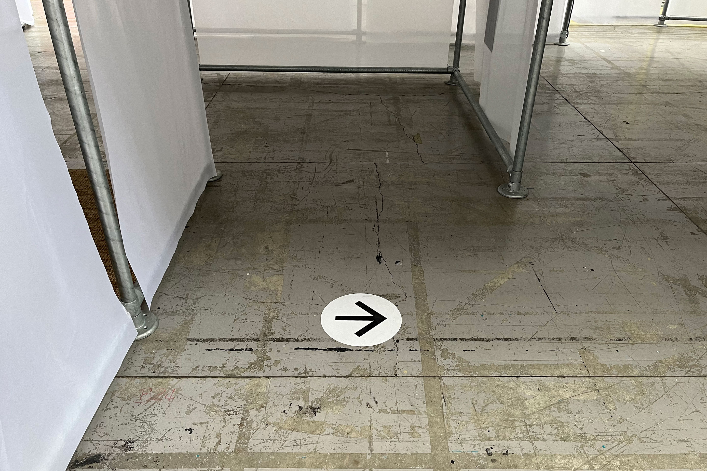 Die bekannten Pfeile am Boden (Ikea, Zona Tortona).