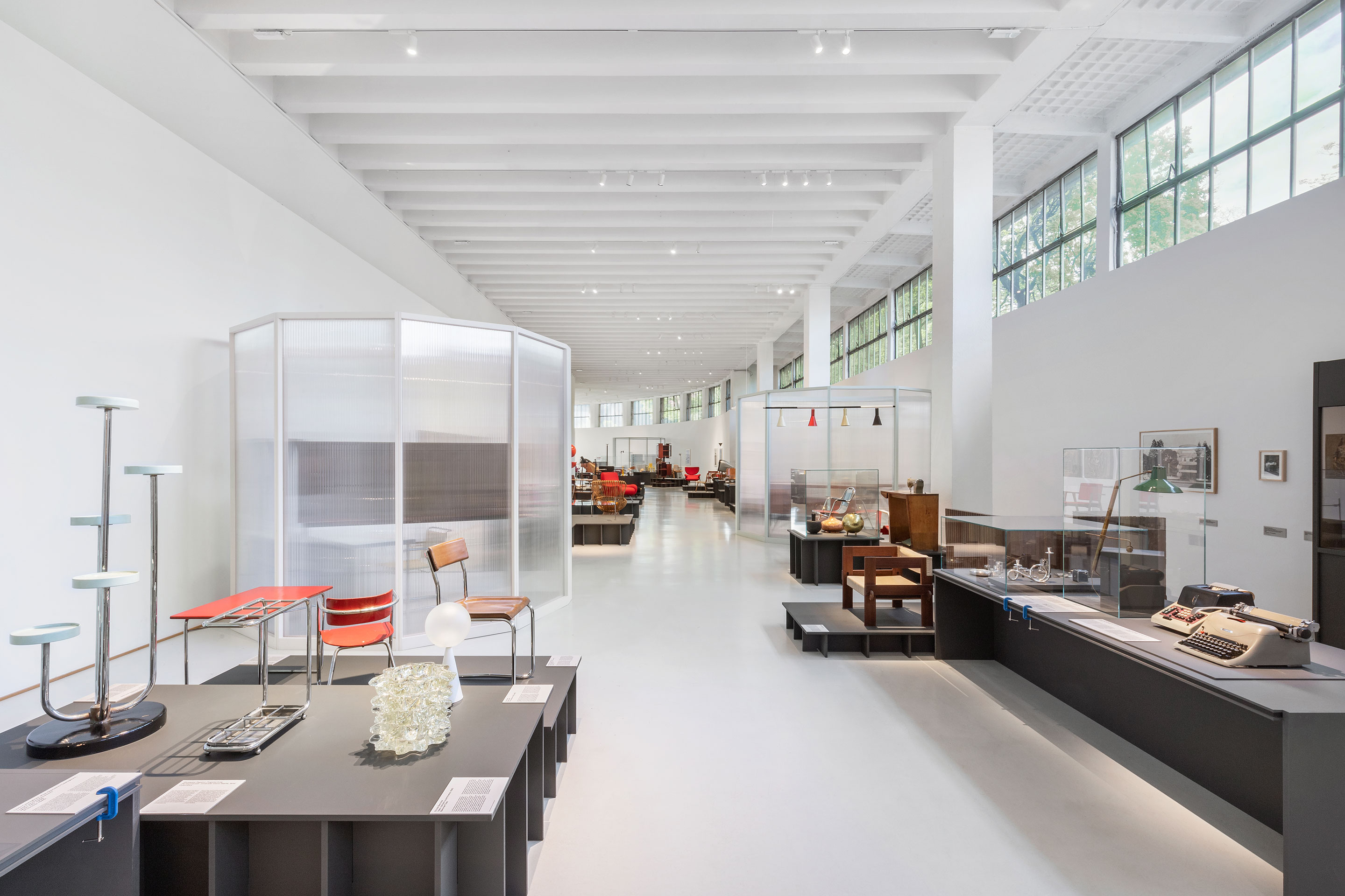 Ausstellungsrundgang in der «Curva» durch die Designgeschichte des 20. Jahrhunderts in Italien (Triennale Milano, Museo del Design Italiano).