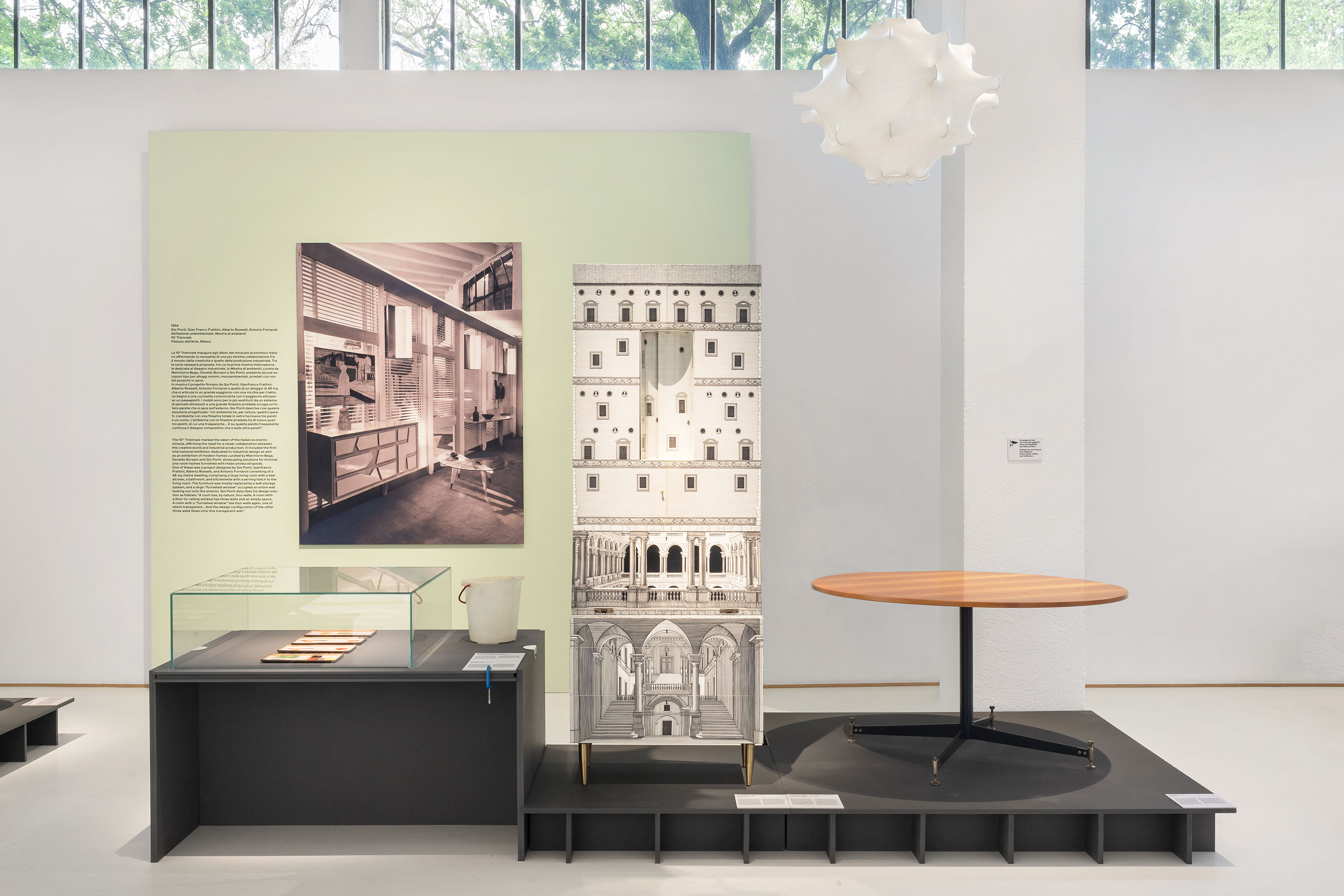 Der Bezug zwischen Gebäude und Objekt begleitet die Präsentation.