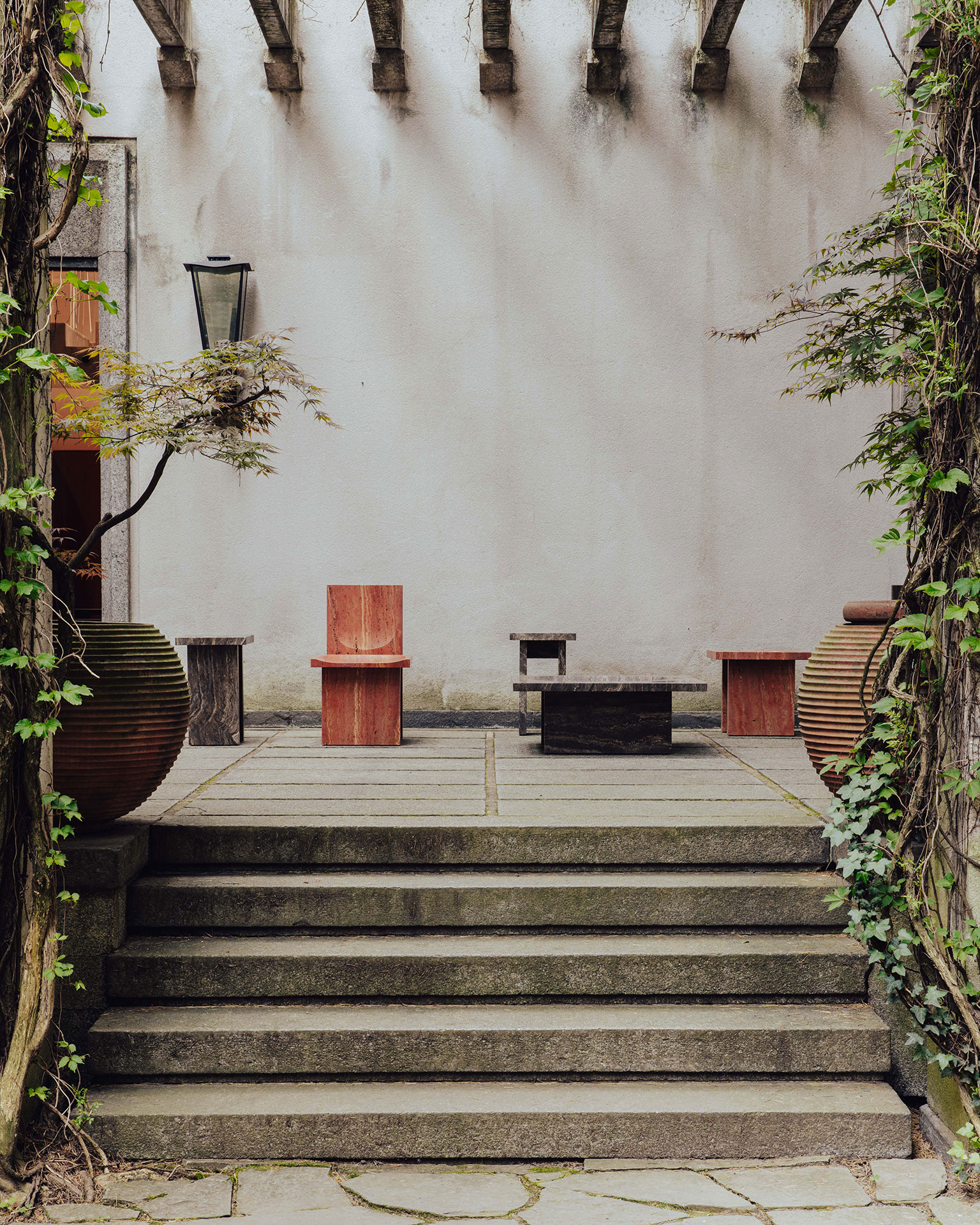 Innen und aussen präsentierten sich die scharfkantigen Objekte ähnlich.