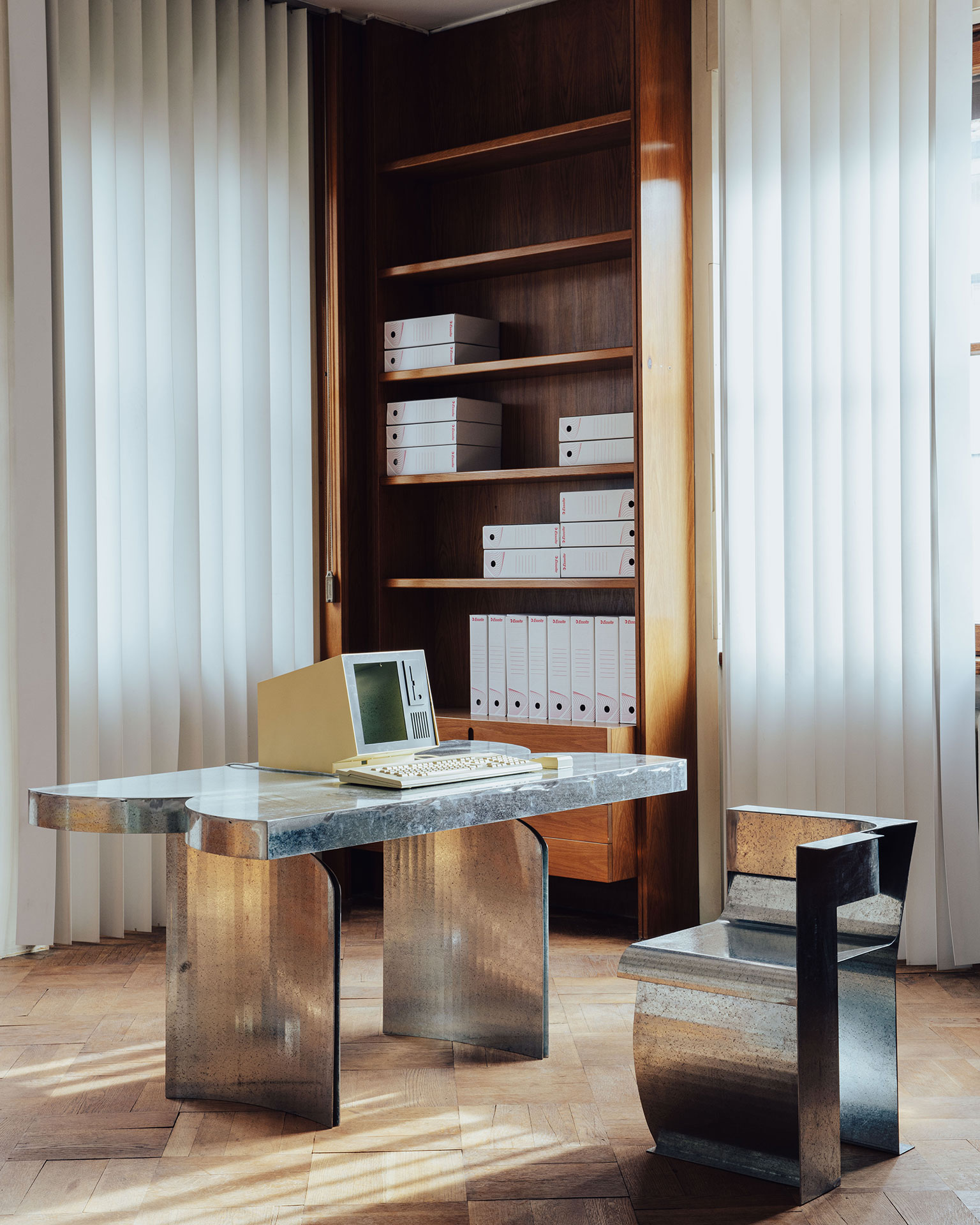 Diese Möbel von Supaform halten dem architektonischen Rahmen stand.