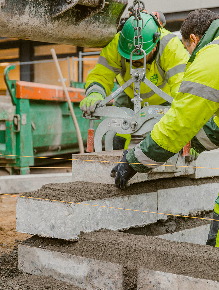 Assemblage des modules des bacs, faits à partir de fragments de dalle découpés et réemployés.