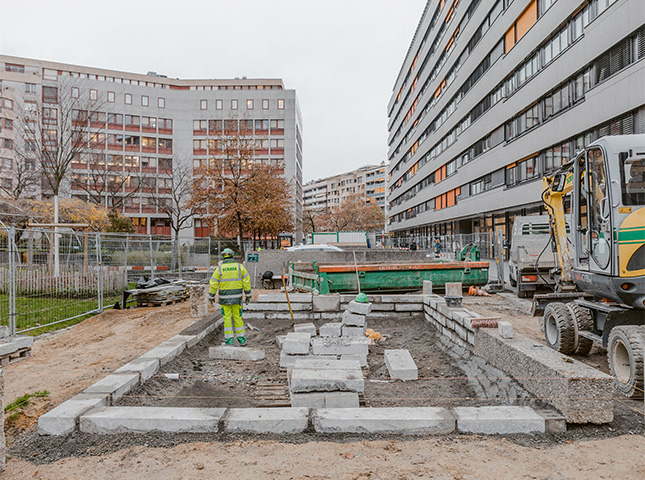 Vue du chantier de l’un des bacs de plantation. Le sol débétonné retrouve sa perméabilité.