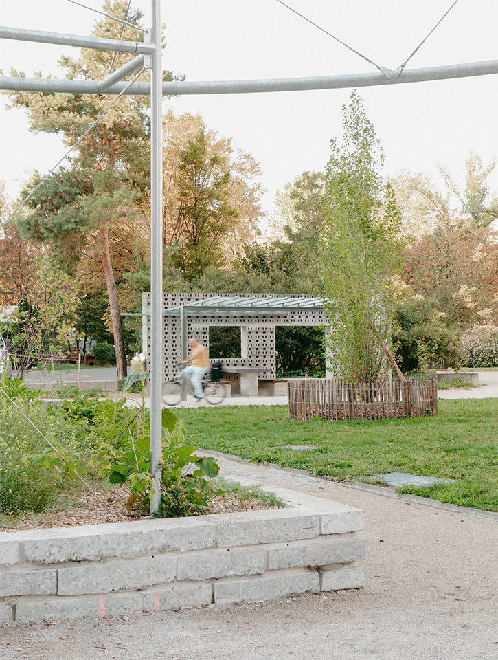 Vue des pergolas nouvellement réalisées dans le parc.