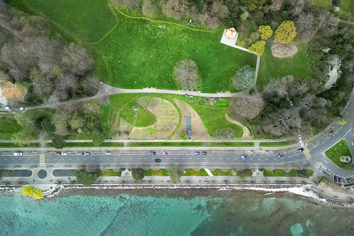 À l’extrémité sud du parc du Denantou se déploie une imposante vague de fleurs qui inonde le pré et évoque l’eau du lac: Affleurement. Le choix des plantes de cette vague d’environ 1700 m2 se base sur une sélection d’essences qui assure une floraison de juin à octobre. Les ombres, les nuances et l’écume de la vague sont «dessinées» avec quatre essences florales. Équipe conceptrice: Carlotta Montefoschi, Niccolò Cau, Giulia Tasselli, Studio SPIN.