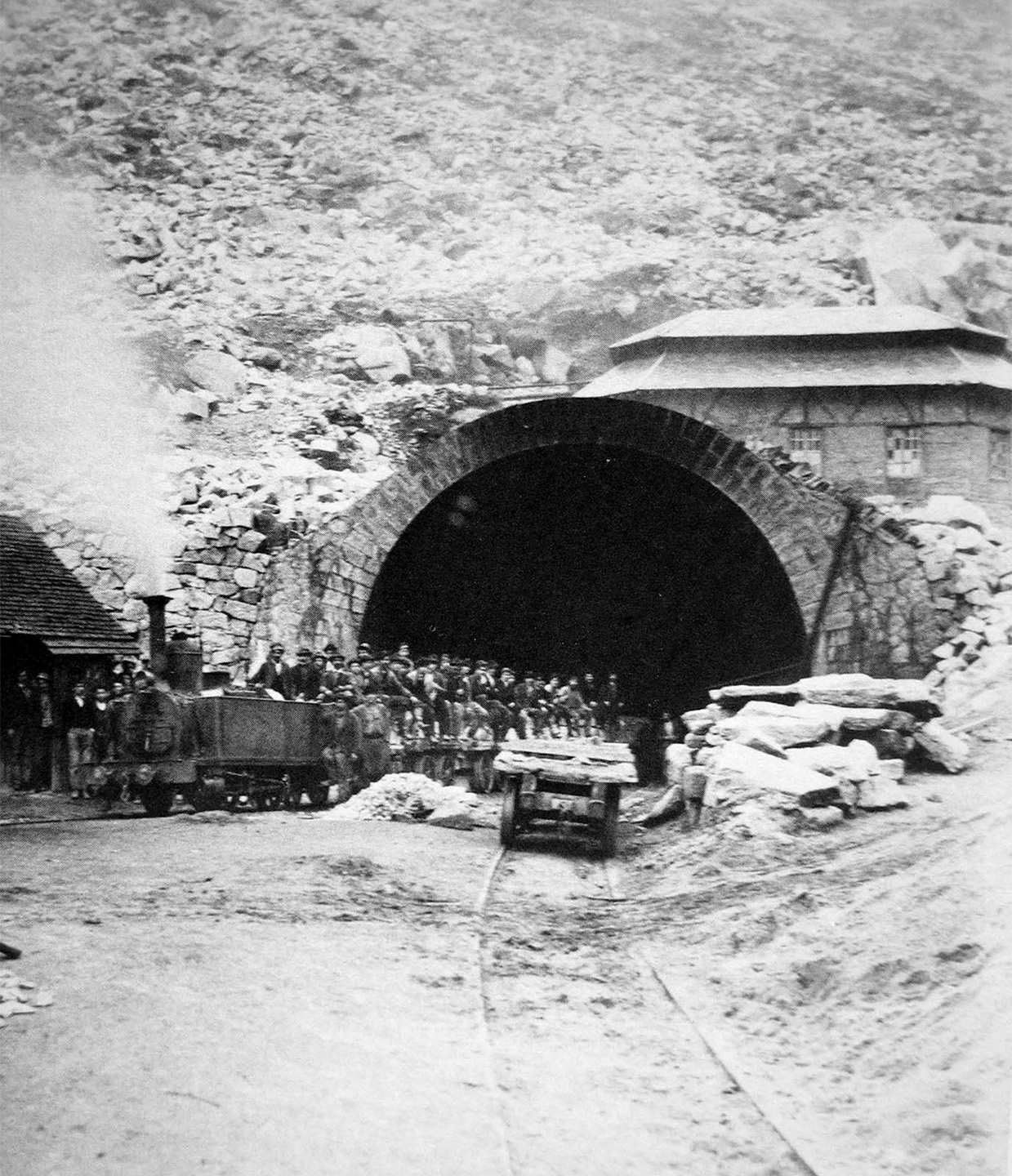 Bauzug Gotthardtunnel vor dem Tunnelportal in Göschenen um 1875: Bis zum Durchstich 1880 ­be­richtete «Die Eisenbahn» teilweise wöchent­lich über die Baufortschritte.
