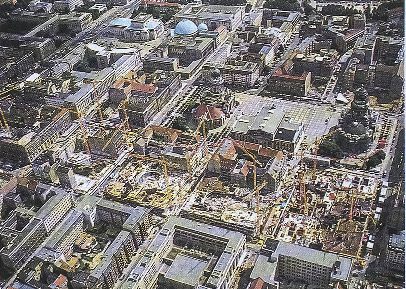 Architekturschaffende blicken gebannt auf die grosse Baustelle: Berlin Mitte wird nach der Wende neu errichtet. Bruno Odermatt, «Status Berlin: Skizzen zu einer Stadt im Umbruch», Schweizer Ingenieur und Architekt SI+A 50/1995.