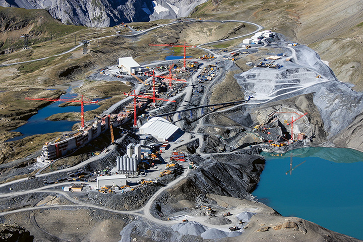 Nachhaltige Energieversorgung heute: Logistik beim Bau der neuen Staumauer Muttsee. Peter Seitz, «Veredeltes Elixier», TEC21 19/2017.