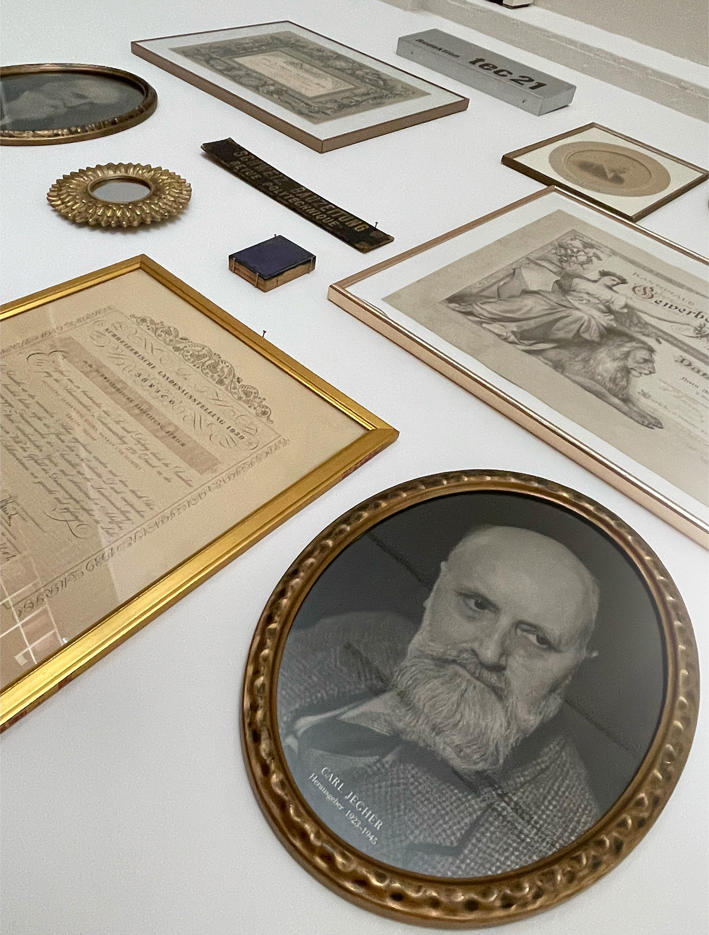 Wall of Fame in der Redaktion TEC21: Porträts und Aus­zeichnungen unserer Vorgänger als augen­zwinkernde ­Hommage –  alle Menschen hinter  der Zeitschrift.