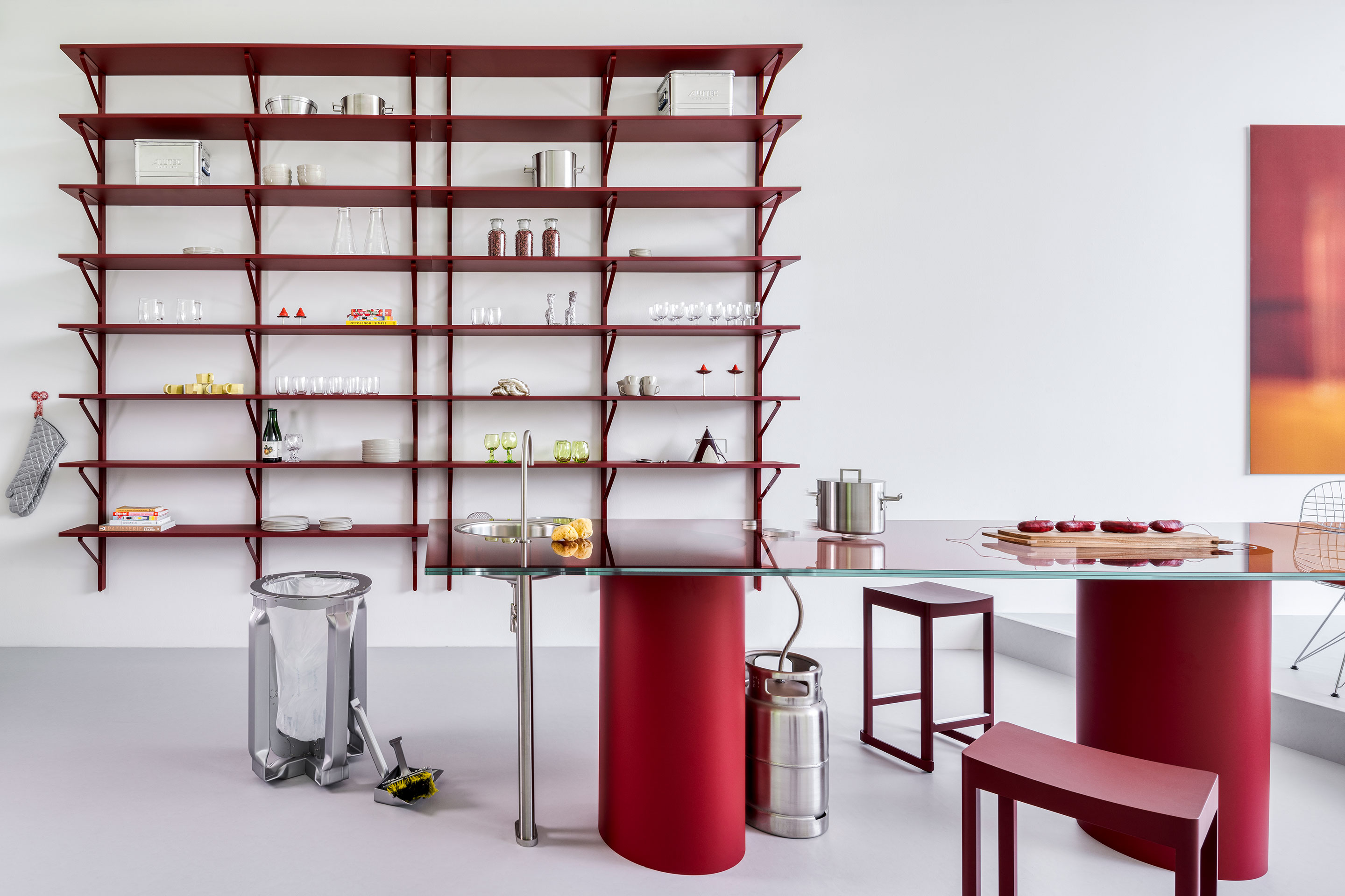 Die von Marcelis entworfene Spüle geht in einen Esstisch über.