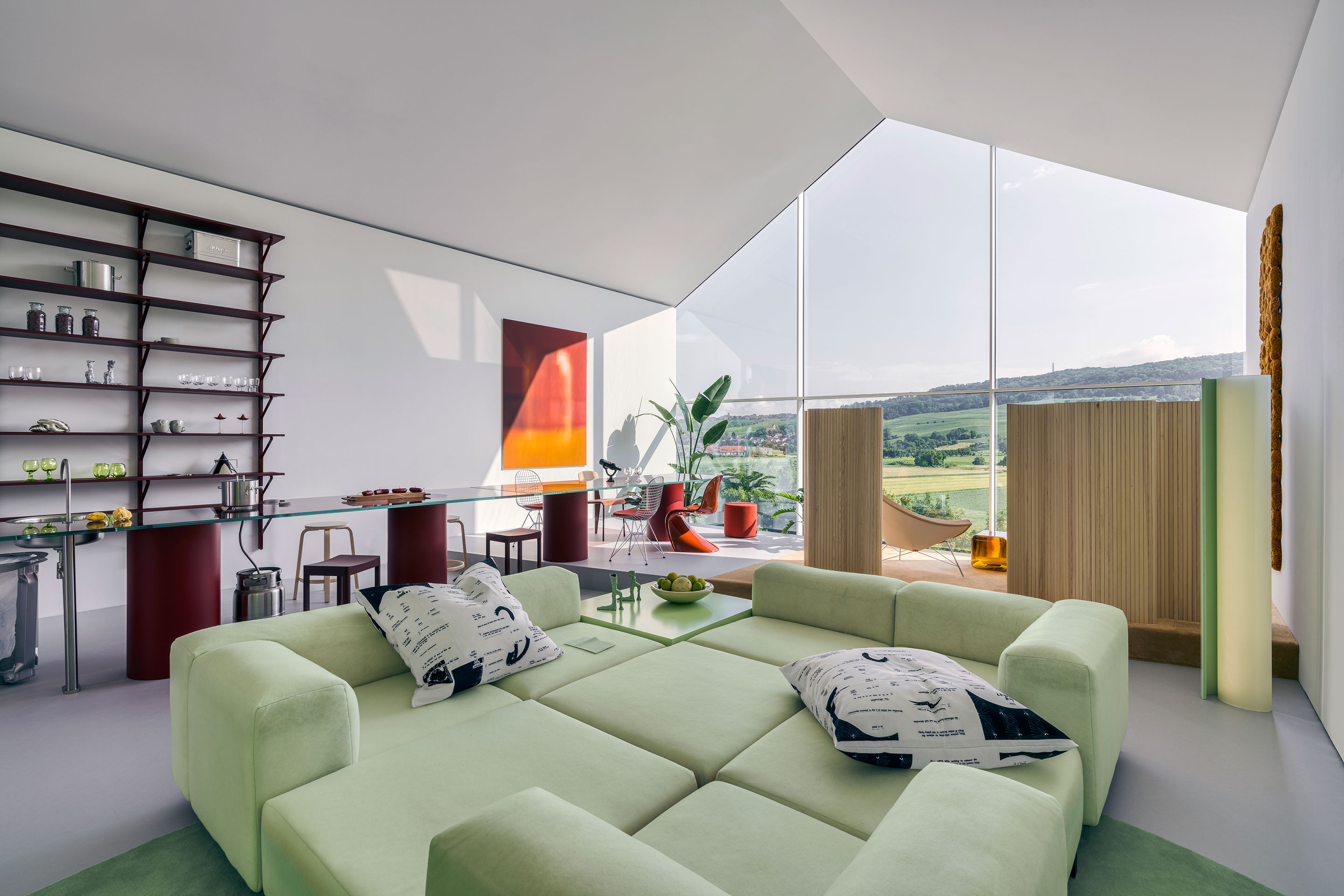 Wenn die Besuchenden aus dem Lift treten, werden sie von der kühlen, mintgrünen Farbpalette eines geräumigen Wohnzimmers begrüsst. Hier können sie es sich in einer Lounge-Grube, die Sabine Marcelis mit dem «Soft Modular Sofa» von Jasper Morrison geschaffen hat, bequem machen.