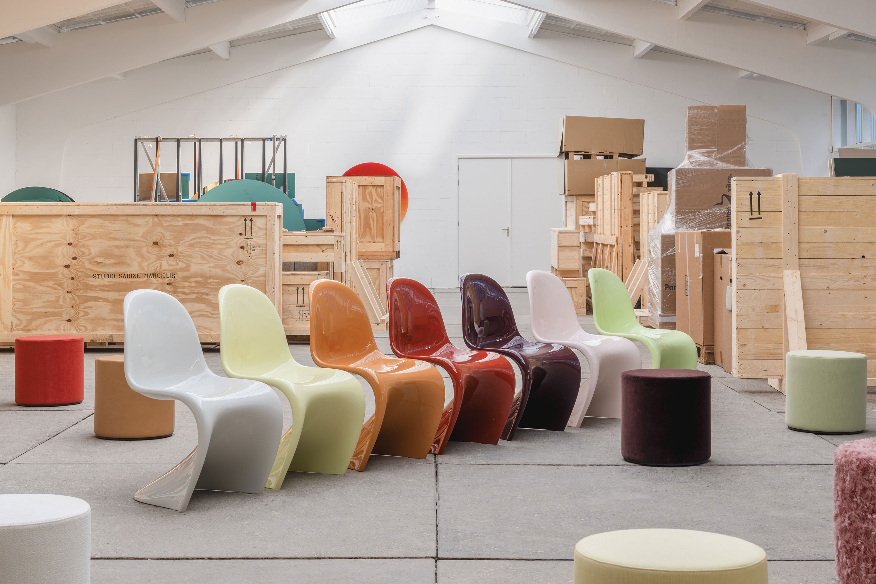 Die sieben Farben der Inszenierung – Bubblegum, Butter, Honeydew, Caramel, Harissa, Plum und Oyster - inspirierten auch die Einführung von limitierten Editionen von Verner Pantons ikonischem «Panton»-Stuhl und dem «Visiona»-Hocker.