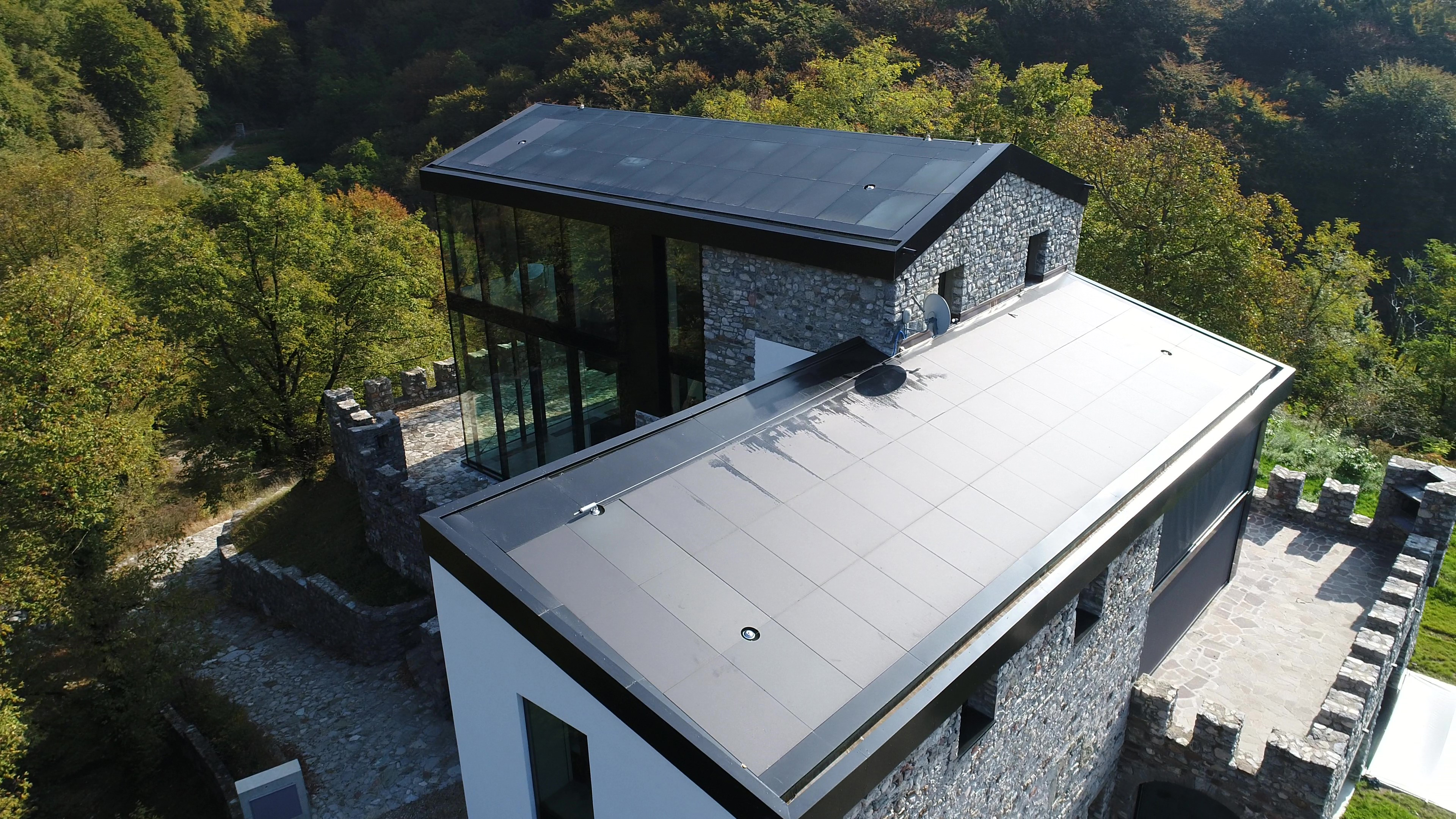 Castello di Doragno, residenza secondaria, Rovio (tetto con impianti fotovoltaico e solare termico integrati)