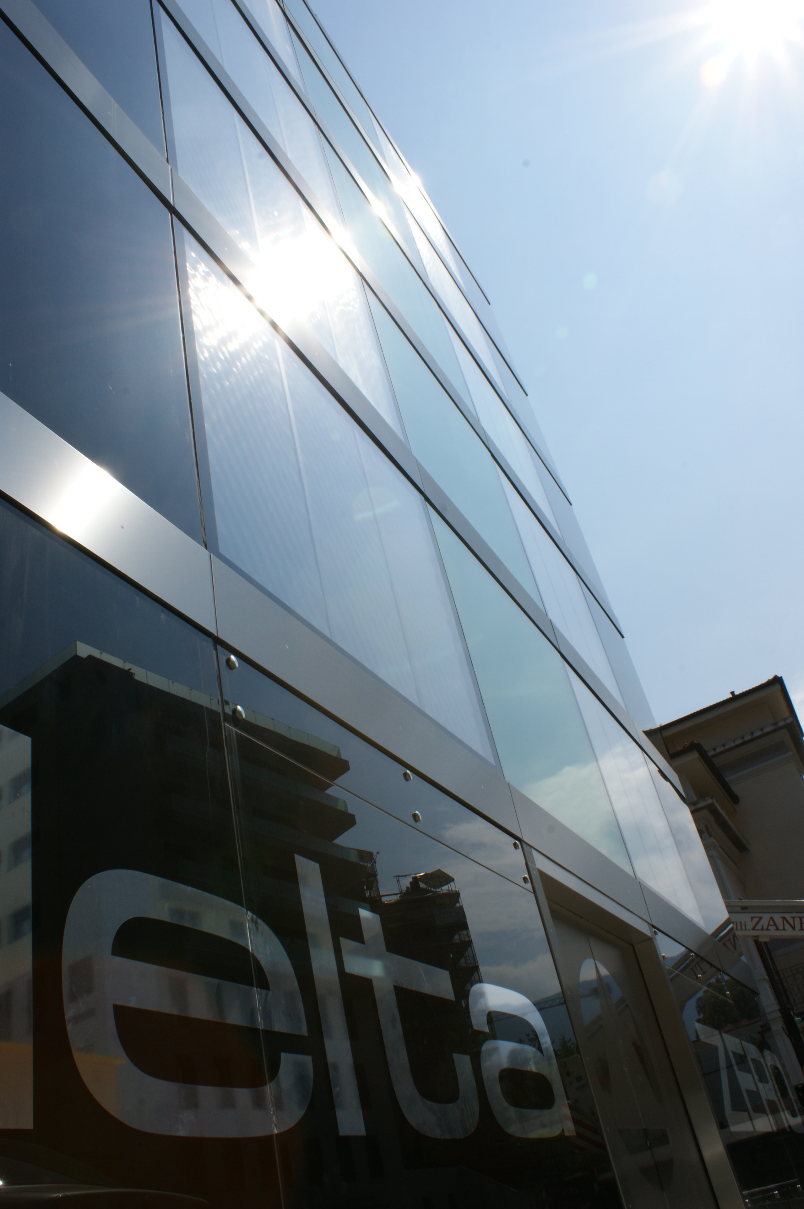 deltaZERO, edificio residenziale-amministrativo, Paradiso (impianto solare termico  integrato nella facciata sud)