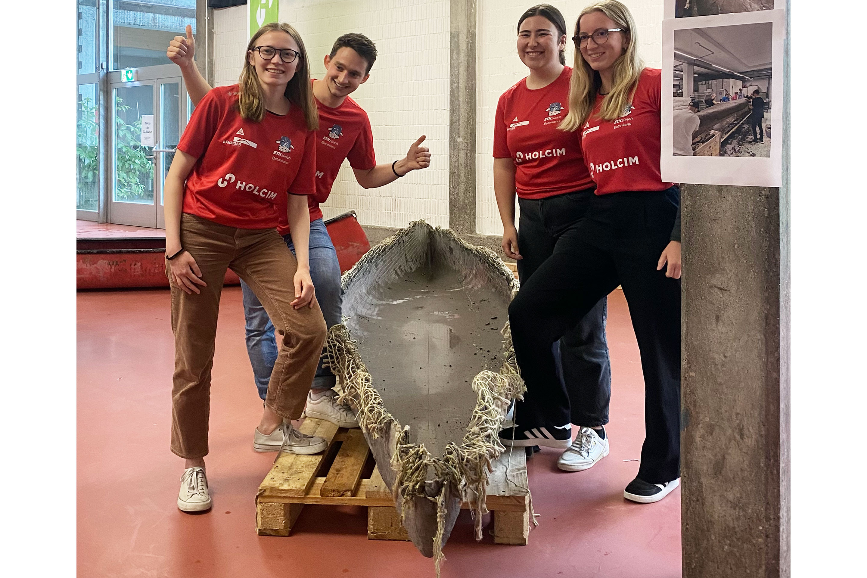 Die vier Macherinnen und Macher des Kanus in der der Kategorie «Recycling».