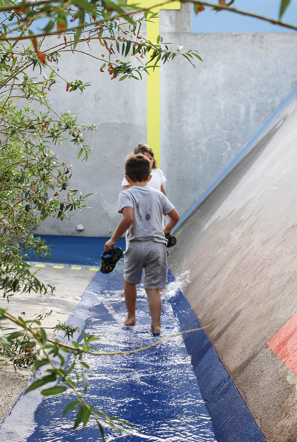 La couleur marque les interventions sur le béton. Entailles, découpes et autres cicatrices portent la mémoire de l’ancien bassin dans un univers ludique.