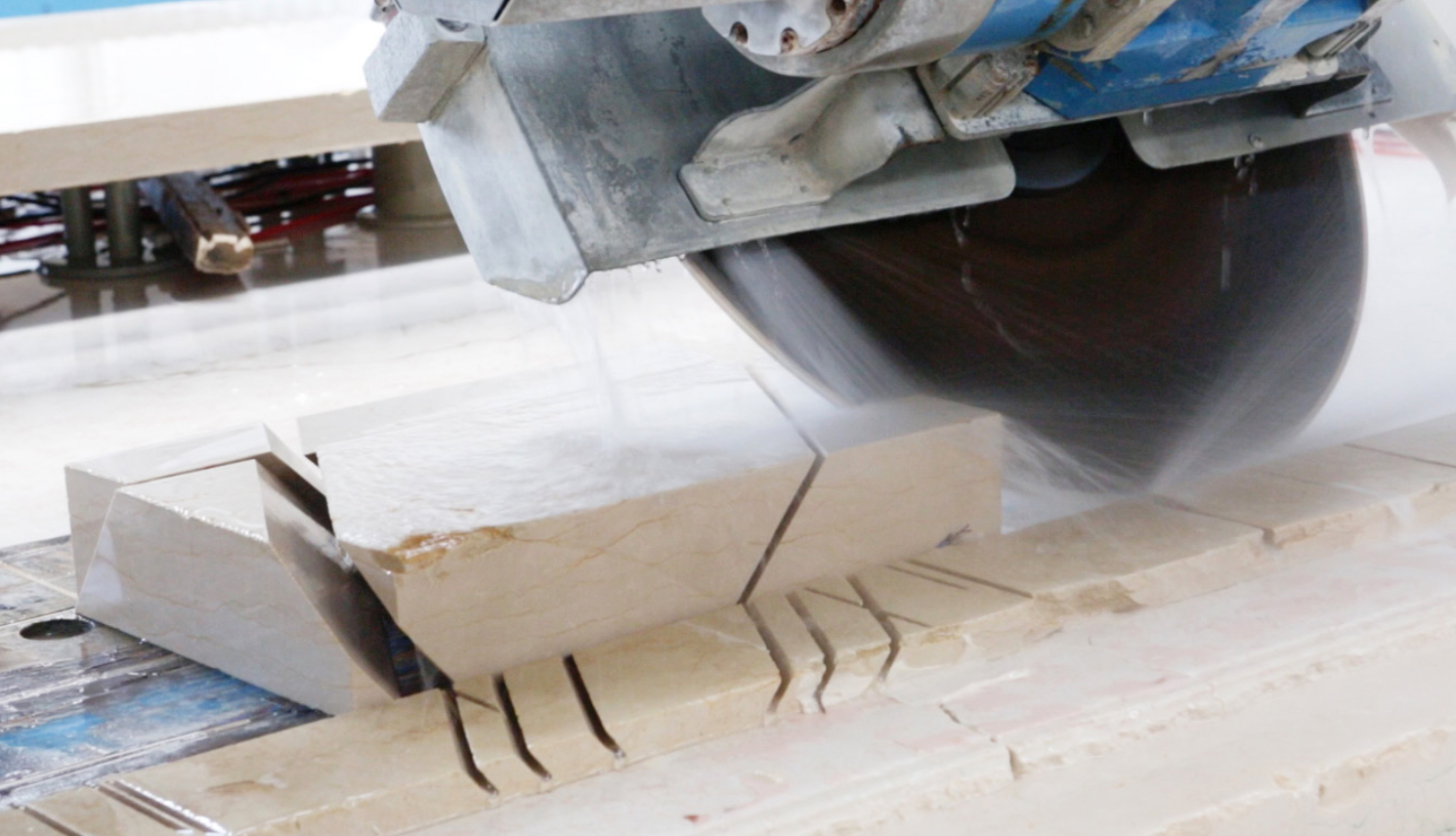 1-3-stone matters AAU Anastas-découpe pierre.jpg