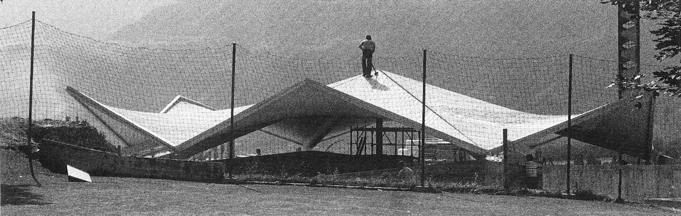 Holzschalen aus hyperbolischen Paraboloiden für die Mehrzweckhalle des Kinderdorfs Leuk (1985) von Heidi und Peter Wenger und Hans-Heini Gasser.