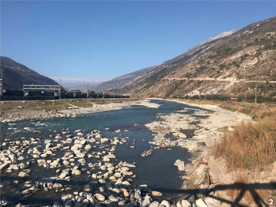 2. À l’ouest du pont aval de Baltschieder, le lit du Rhône a également été élargi. Les basses eaux laissent apercevoir les travaux réalisés et l’espace offert au fleuve pour le laisser évoluer selon sa propre dynamique.