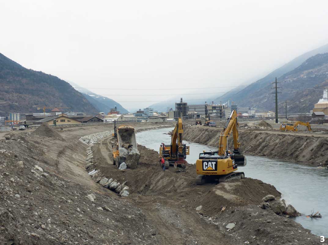 3. Pose de l’empierrement nécessaire au renforcement de la digue protégeant le site industriel de Viège