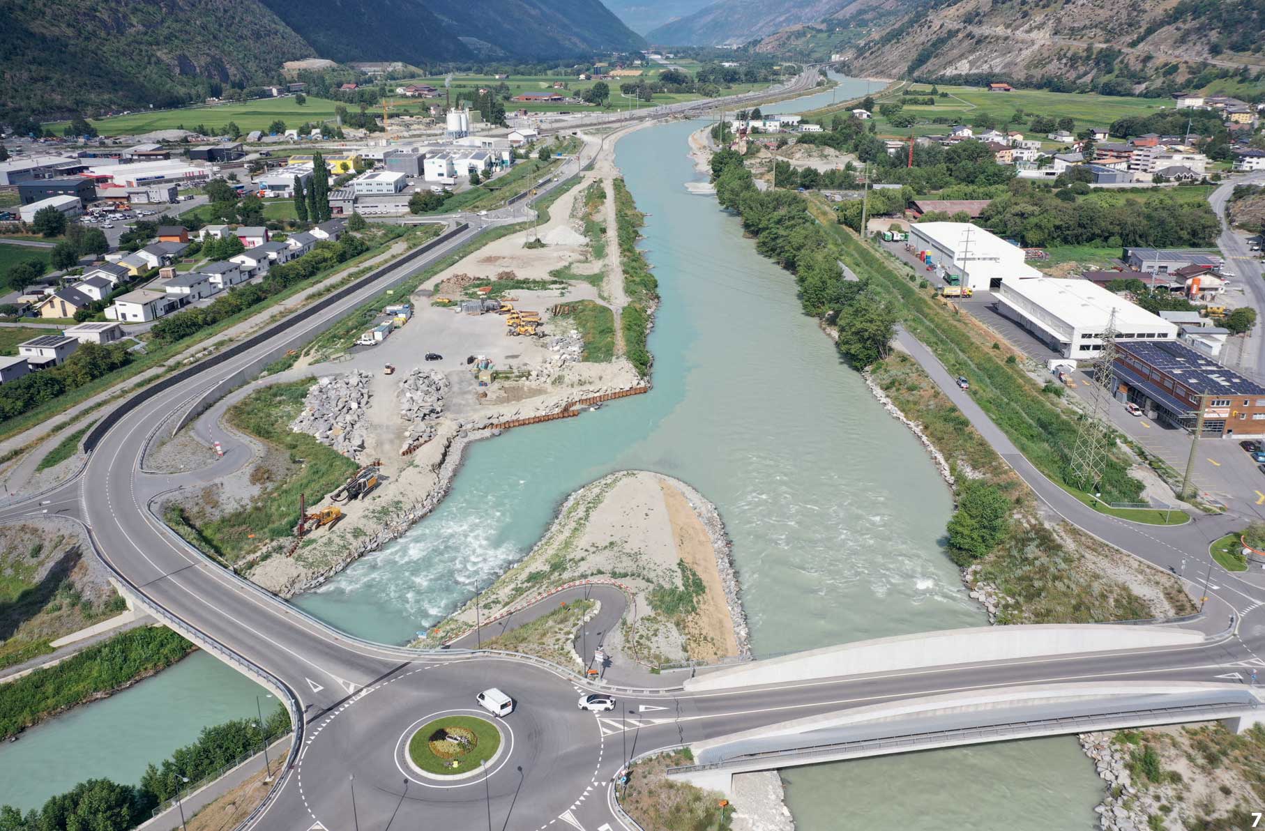 7. Juste en aval du pont amont de Baltschieder, la Vispa se jette dans le Rhône. En rive gauche, les travaux d’élargissement du lit vont bon train. Cette zone est suivie par la digue submersible qui permettra, en cas de crue extrême, de confiner le débordement dans les terres agricoles de la partie supérieure gauche  de l’image.