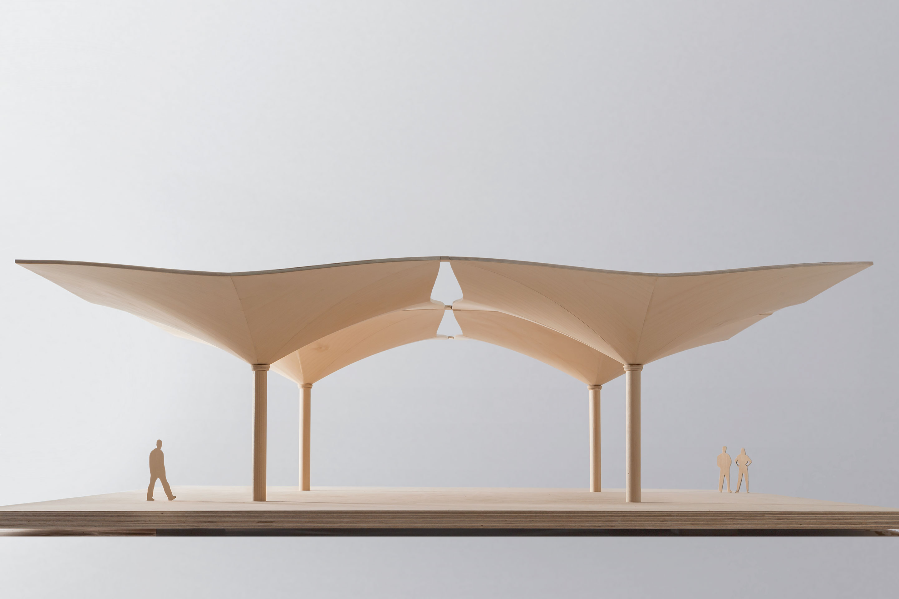 Schirmartige Schalen, deren Geometrie auf einer rotationssymmetrischen Stützlinie gründet.