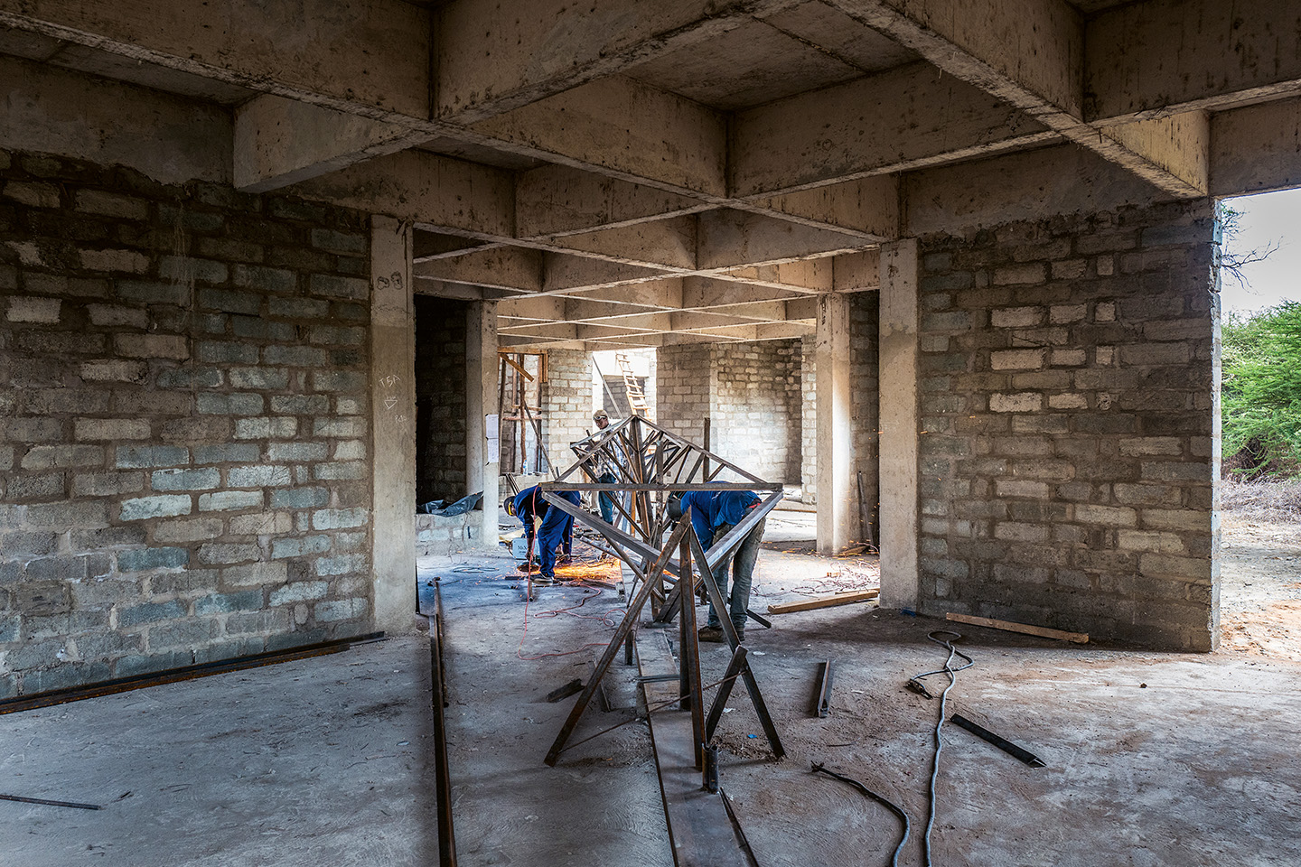Die Schweissarbeiten für die Dachkonstruktion im Ober­geschoss erfolgten vor Ort.