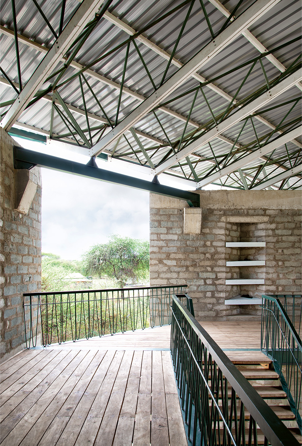 Die beiden Treppenhäuser sind auch Aufenthaltsräume.  Sie sind über Materialien und Ausblick eng mit der Landschaft verbunden.