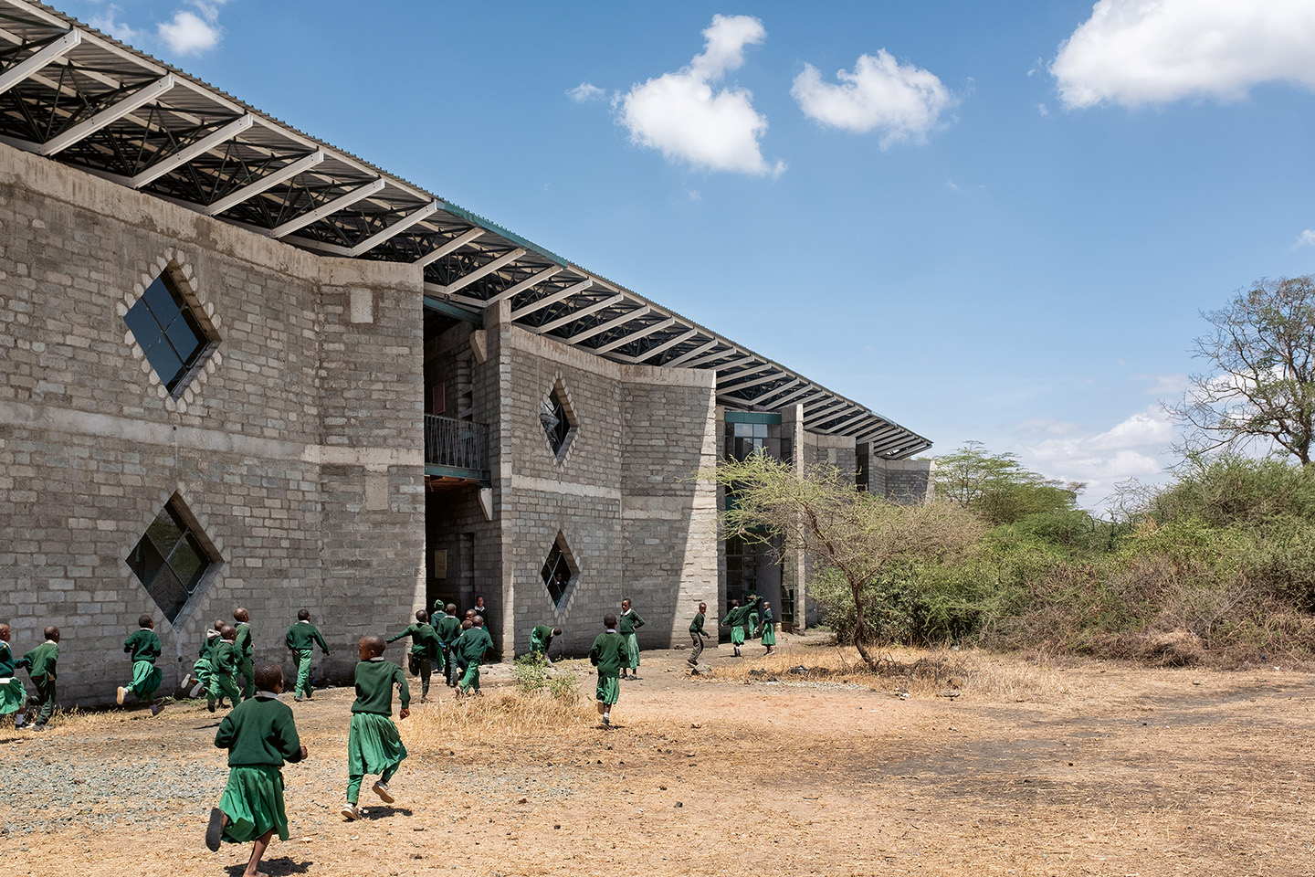 Einige Kinder wohnen im Internat, die meisten kommen aber jeden Tag aus der näheren Umgebung zur Schule.