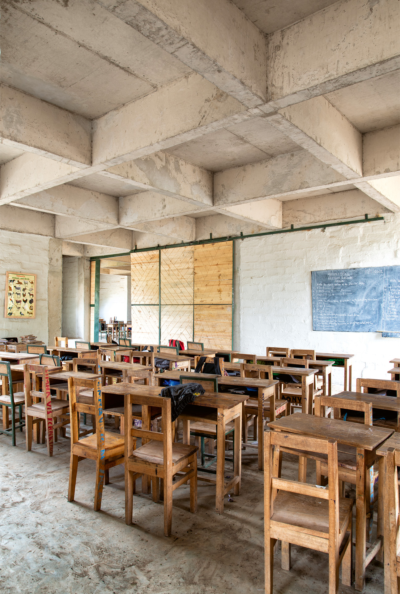 Im Erdgeschoss bedeckt eine materialsparende Betonkassettendecke die Schulräume.