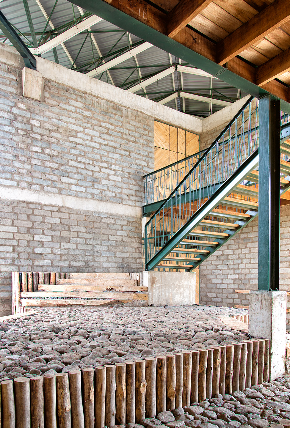 Auch die Eingänge der Treppenhäuser sind  mit Materialien aus der Umgebung gebaut.  Sie bilden eine Art Verlängerung der Landschaft.