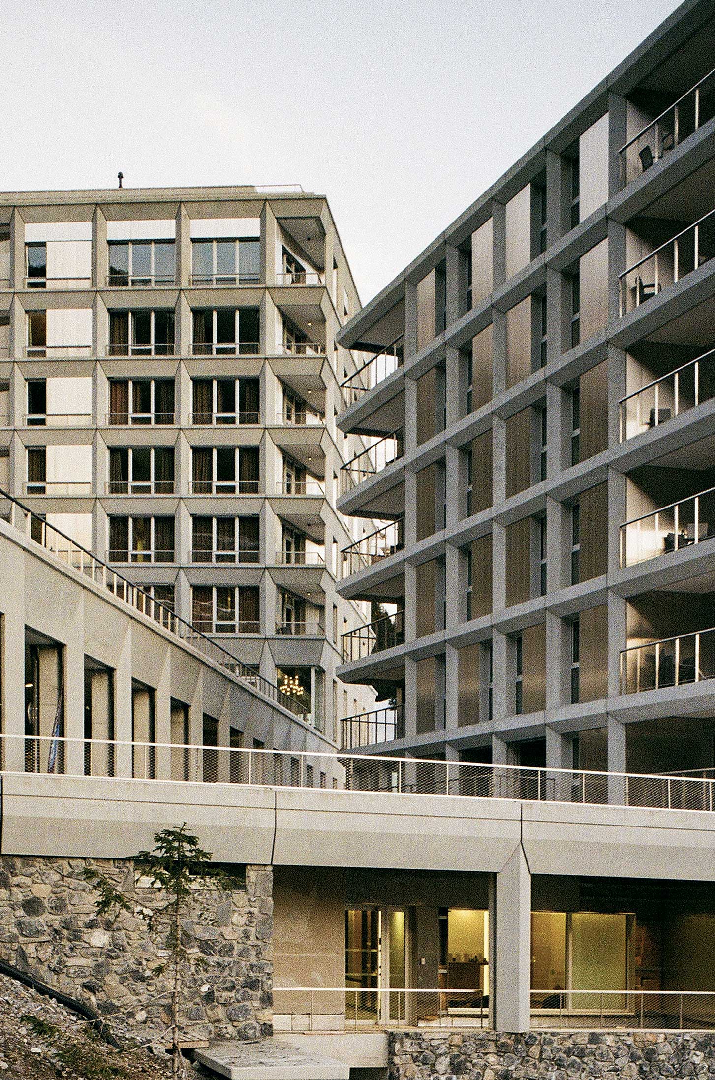 Les bâtiments H et B de l’ensemble Alhéna. Le motif en pointe de diamant se déplie vers l’extérieur et s’associe au métal pour réinterpréter le jeu d’ombre et lumière caractéristique des façades de Breuer.