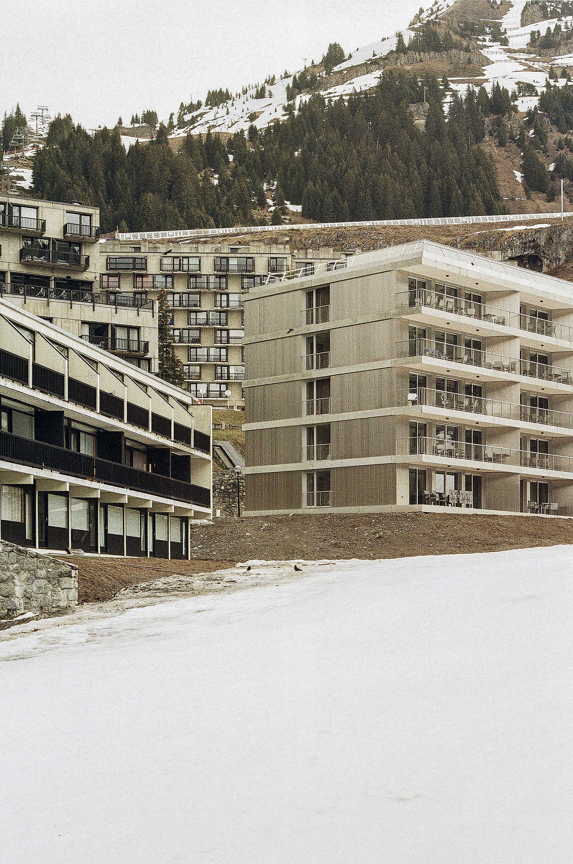 La lumière de l’hiver s’amuse avec les matières caractéristiques de leur époque de construction : elle s’accroche au béton des immeubles d’origine (Deneb à gauche et Le Totem en haut), elle glisse sur les panneaux métalliques du bâtiment A d’Alhéna.