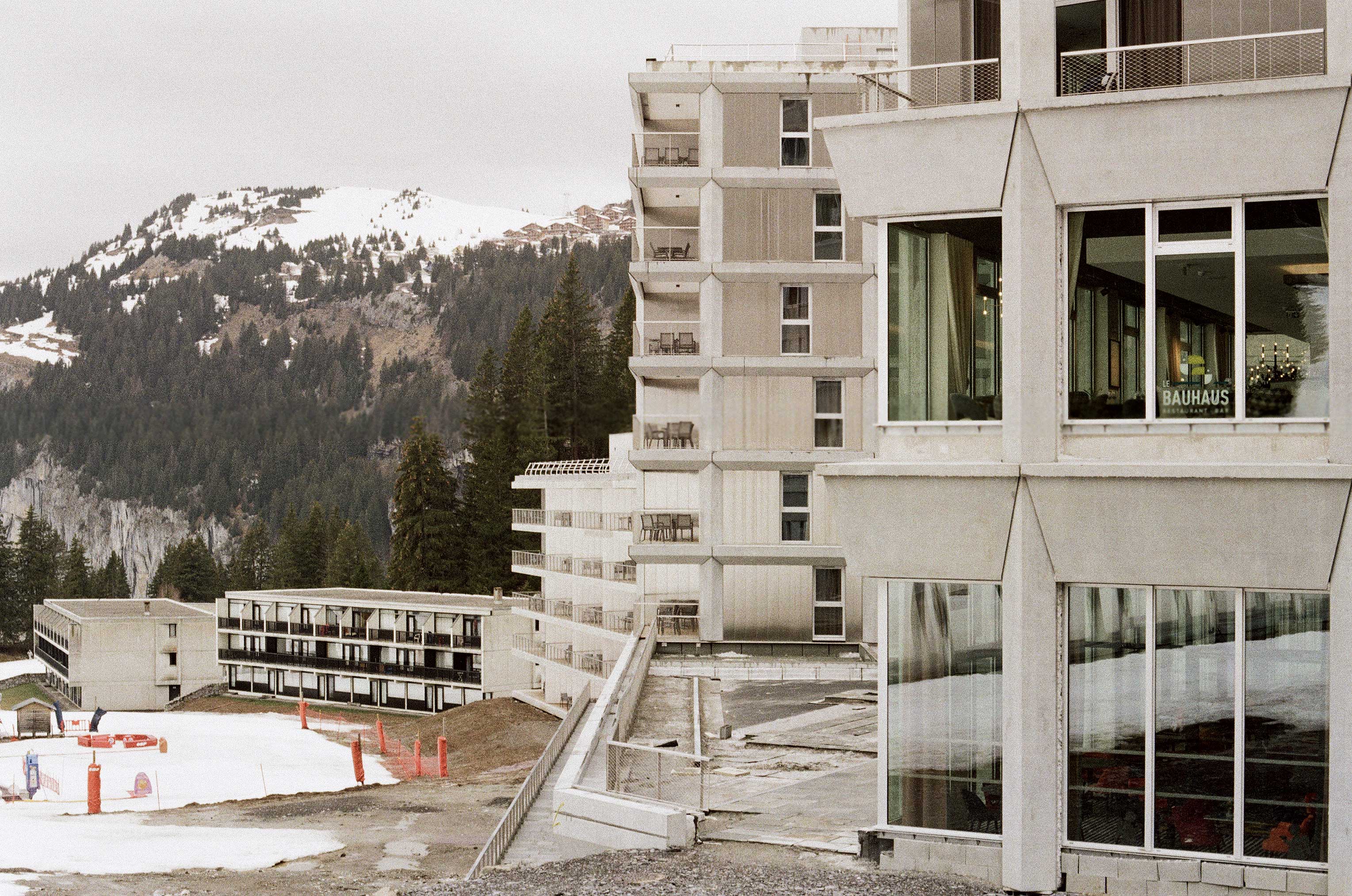 Dans la continuité du Front de Neige, Alhéna déploie ses trois bâtiments le long de la topographie naturelle, jouant de lignes rompues pour ne pas abîmer le paysage ; de gauche à droite, les bâtiments A, B et H.